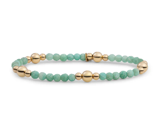 De Bold Mix armband met Rich Green Amazonite edelsteen is een van onze favorieten. Je kunt hem elke dag dragen: met elke outfit en naar elke gelegenheid! De Bold Mix armband is verkrijgbaar in sterling 925 zilver en 925 zilver met een gold plating en dus gemakkelijk te combineren met jouw andere sieraden