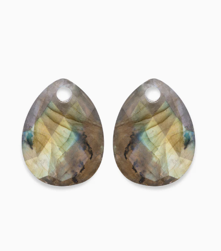 Bij Sparkling Jewels ben je aan het juiste adres om edelstenen voor oorbellen te kopen. Dit artikel is bij ons bekend als de Labradorite Afterglow oorstenen en is in verschillende soorten edelsteen verkrijgbaar.
Labradoriet behoort al een aantal seizoenen tot de bestsellers uit de Sparkling Jewels collectie. Een hele bijzondere steen met een mysterieuze azuur blauw – groen achtige schittering. Het model Afterglow is een populaire oorbel edelsteen, die goed past bij een casual uitje en een chique feestje. De Afterglow edelstenen voor oorbellen zijn facet geslepen.