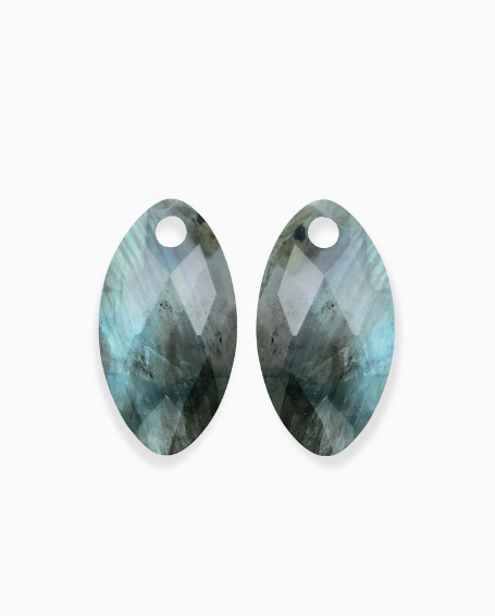 Labradoriet behoort al een aantal seizoenen tot de bestsellers uit de Sparkling Jewels collectie. Een hele bijzondere steen met een mysterieuze azuur blauw – groen achtige schittering. De Leaf edelstenen hangers zijn geïnspireerd op de natuur, wat niet alleen terugkomt in de naam, maar ook in zijn bladvormige model. De Leaf edelstenen voor oorbellen zijn facet geslepen.