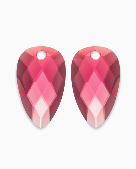 De Blossom oorbel edelstenen van Fuchsia Quartz zijn een echte eyecatchers! Met de Blossom oorstenen maak je jouw outfit compleet.

Te hangen aan de creolen en oorstekers van Sparkling. Verzamel verschillende modellen en edelstenen zodat je elke dag weer een nieuwe look kan maken!