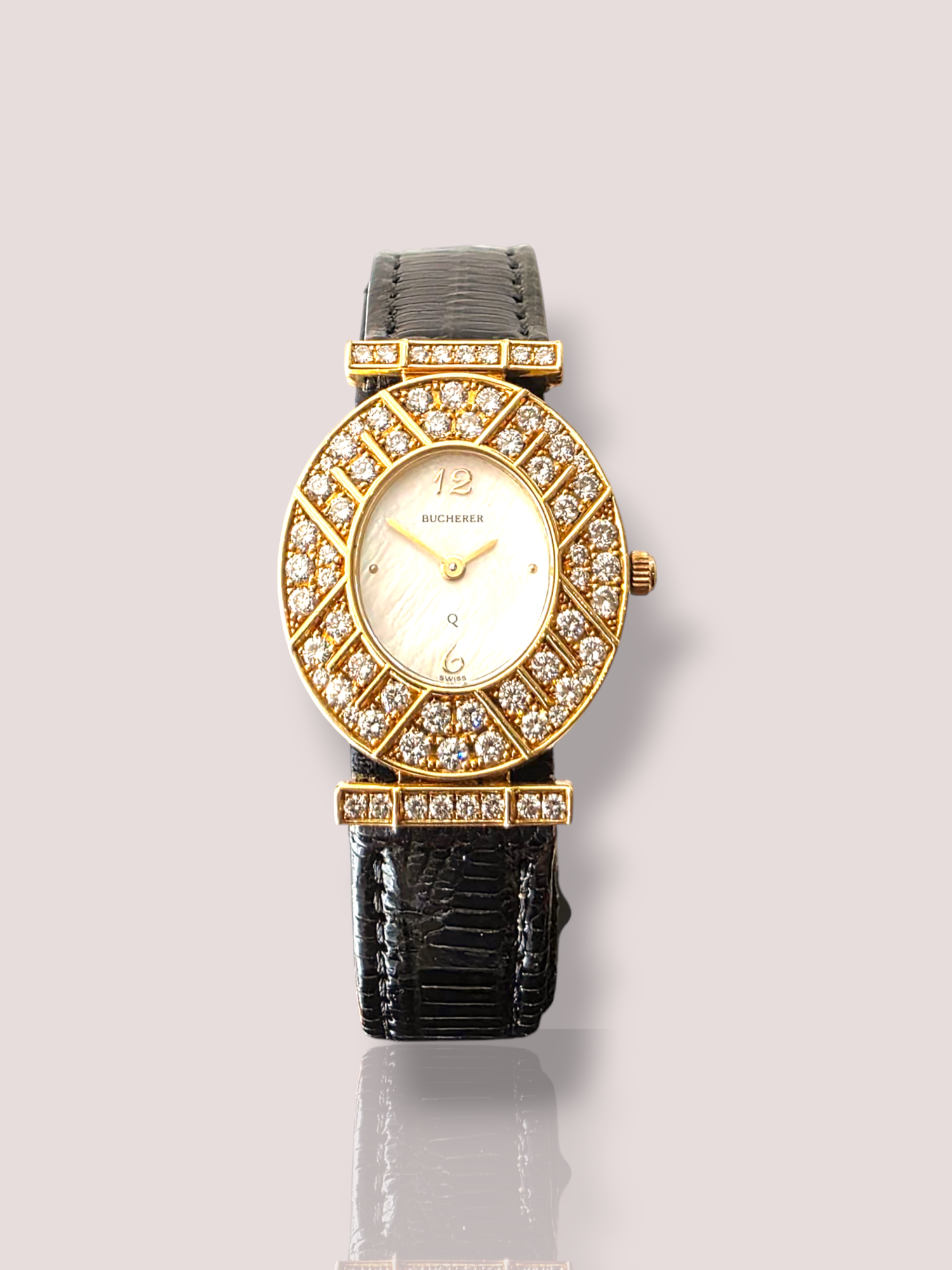 Dit vintage 14k gouden Carl Bucherer horloge is voorzien van 68 glinsterende diamanten, waardoor het een echt pronkstuk is. Het horloge kan het best gedragen worden als een statement piece bij een chique outfit voor een luxueuze uitstraling. De combinatie van goud en diamanten maakt dit horloge een tijdloze klassieker die perfect is voor speciale gelegenheden. Maak je look compleet met dit prachtige horloge! Het horloge heeft een zwart leren band met een gouden gesp sluiting. Het horlogebandje is 13 mm breed en de band is 17 cm lang. De hoogte van het uurwerk is 3,1 cm.