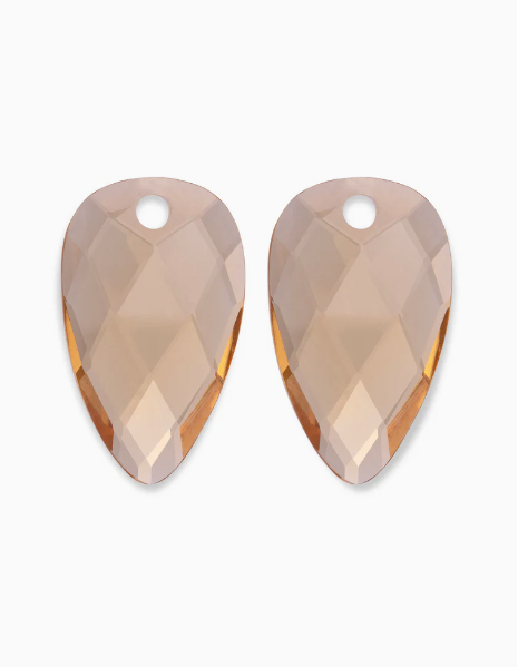 De SPARKLING JEWELS OORBELLEN  zijn verfijnde hoepeloorbellen, perfect voor elke gelegenheid. Ondanks het ontbreken van exacte gewichtsinformatie, bieden ze een elegante uitstraling die elke outfit complimenteert. Draag ze als statement stuk bij opgestoken haar of combineer subtiel met dagelijkse kleding voor een verfijnde look. Een must-have accessoire voor elke sieradenliefhebber.