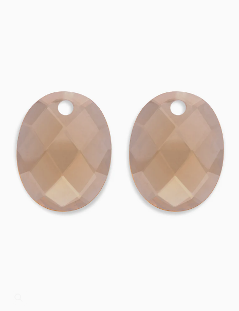 Ben je op zoek naar prachtige statement oorbel edelstenen? De Large Oval oorbel edelstenen vormen samen met de Sparkling Creolen en Oorstekers echte eyecatchers! Onze edelstenen worden met de hand vervaardigd en daarom is elke set oorbel edelstenen uniek. Mix & Match jouw oorbel edelstenen met andere sieraden uit de Light Citrine Quartz collectie voor een prachtige look. 