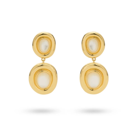 Deze geweldige vintage-look oorbel heeft een prachtige 'Mother of Pearl' en is een echte klassieker. De oorbel heeft een bijpassende ring en heeft een echte tijdloze look en ze zijn perfect om te combineren. Elk 24Kae sieraad is met liefde en oog voor detail ontworpen door Kae Sutherland. Elke 24Kae oorbel heeft het authentieke kenmerk van een 24Kae gravure. Details: - Lengte oorbel: 36 mm - Gewicht oorbel (paar): 7,7 gr Materialen: - 925 sterling zilver, verguld met 18K goud - Parelmoer