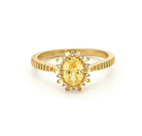 Deze prachtige ring is voorzien van een groene steen en kleinere groene en witte stenen aan de zijkant. Een prachtige frisse kleurencombinatie om een ​​statement te maken. Elk 24Kae sieraad is met liefde en oog voor detail ontworpen door Kae Sutherland. Elke 24Kae ring heeft het authentieke kenmerk van een 24Kae gravure. Details: - Afmeting steen: 10,5 mm - Dikte band: 1,8 mm Materialen: - 925 sterling zilver, verguld met 18K goud - Kubieke zirkonia