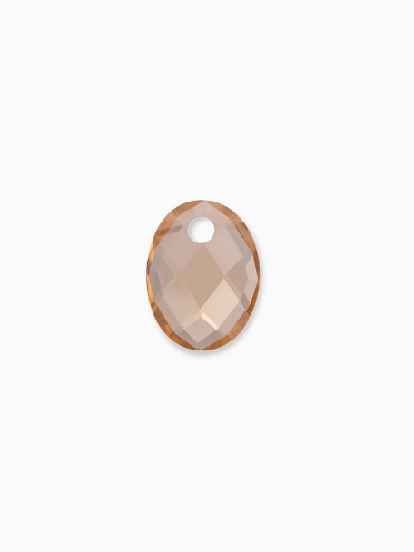 De Medium Oval ketting edelsteen gemaakt van Light Citrine Quartz vormt de perfecte basis voor het samenstellen van jouw favoriete ketting. De edelsteen is prachtig gefacetteerd en heeft een formaat speciaal gemaakt om elke dag te dragen. Bij Sparkling worden alle edelstenen met de hand vervaardigd, hierdoor is elke edelsteen uniek! Combineer de ketting edelsteen met een van onze ketting hangers en draag hem aan jouw favoriete Collier.