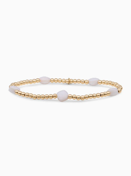 De Pearl Cushion Cut armband is een geweldige aanvulling op jouw armbanden- en sieradencollectie. Al helemaal samen met de nieuwe Cushion Cut Amulets voor aan je ketting of de Cushion Cut oorbel edelstenen!