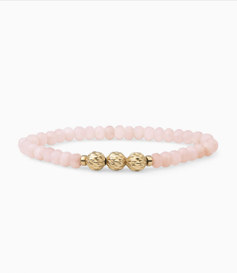De Rose Quartz Fuse Beads armband is een echte eyecatcher; door de prachtige 6mm cilindervormig gefacetteerde Rose Quartz kralen valt deze armband extra op tussen jouw andere sieraden en daarom mag deze armband zeker niet ontbreken in jouw collectie. De zilveren en goudkleurige kralen zijn daarnaast prachtig getekend met organische vormen. Combineer hem met onze andere sieraden uit de Rose Quartz Collectie of stel een mooie armbandenstack samen met onze andere kralenarmbanden!