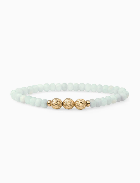 De Opalite Fuse Beads armband is een echte eyecatcher; door de prachtige 6mm cilindervormig gefacetteerde Opalite kralen valt deze armband extra op tussen jouw andere sieraden en daarom mag deze armband zeker niet ontbreken in jouw collectie. De zilveren en goudkleurige kralen zijn daarnaast prachtig getekend met organische vormen. Combineer hem met onze andere sieraden uit de Opalite Collectie of stel een mooie armbandenstack samen met onze andere kralenarmbanden!