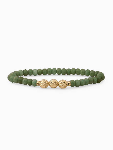 De Lime Jade Fuse Beads armband is een echte eyecatcher; door de prachtige 6mm cilindervormig gefacetteerde Lime Jade kralen valt deze armband extra op tussen jouw andere sieraden en daarom mag deze armband zeker niet ontbreken in jouw collectie. De zilveren en goudkleurige kralen zijn daarnaast prachtig getekend met organische vormen. Combineer hem met onze andere sieraden uit de Lime Jade Collectie of stel een mooie armbandenstack samen met onze andere kralenarmbanden!