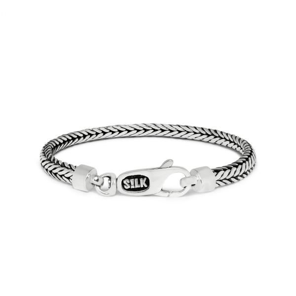 Zilveren Silk Jewellery armband, uit de Zipp collection, heeft een gevlochten ovale Balinese structuur en sluit met een karabijn haak sluiting. Combineer met je horloge of stapel een aantal armbandjes naast elkaar om je look meer body te geven. 