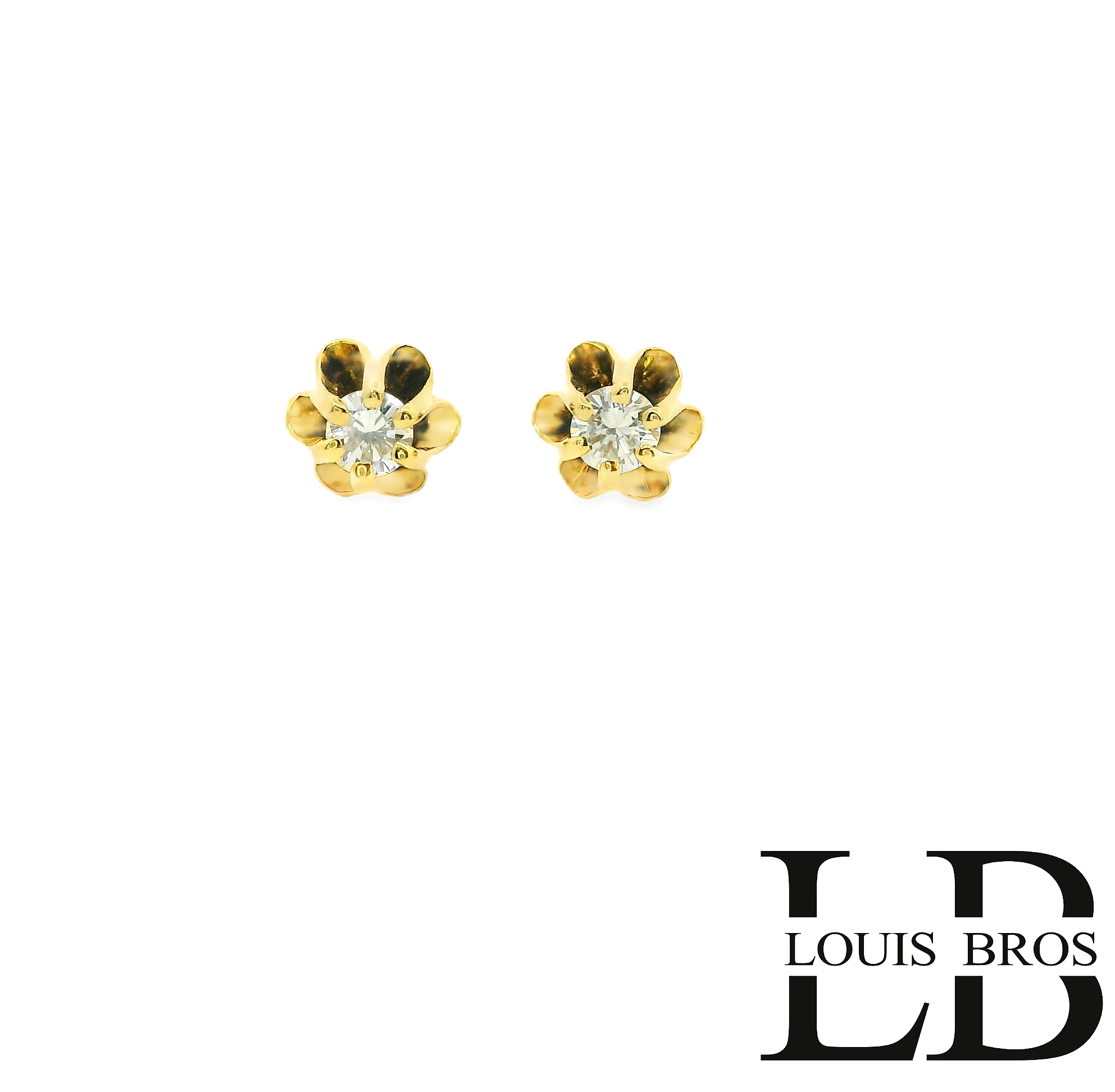 Deze prachtige 14-karaats geelgouden oorstekers (1.5 gr) stralen elegantie en verfijning uit. Elk stekertje heeft een schitterende diamant in een bloemvormige zetting, waardoor een subtiel en stijlvol ontwerp ontstaat. De briljant geslepen diamant wordt stevig vastgehouden door zes gouden blaadjes, wat zorgt voor een speelse en luxe uitstraling. Dankzij de stevige vlindersluiting blijven de oorbellen comfortabel en veilig op hun plaats. Een tijdloos sieraad dat perfect is voor dagelijks gebruik of speciale gelegenheden.