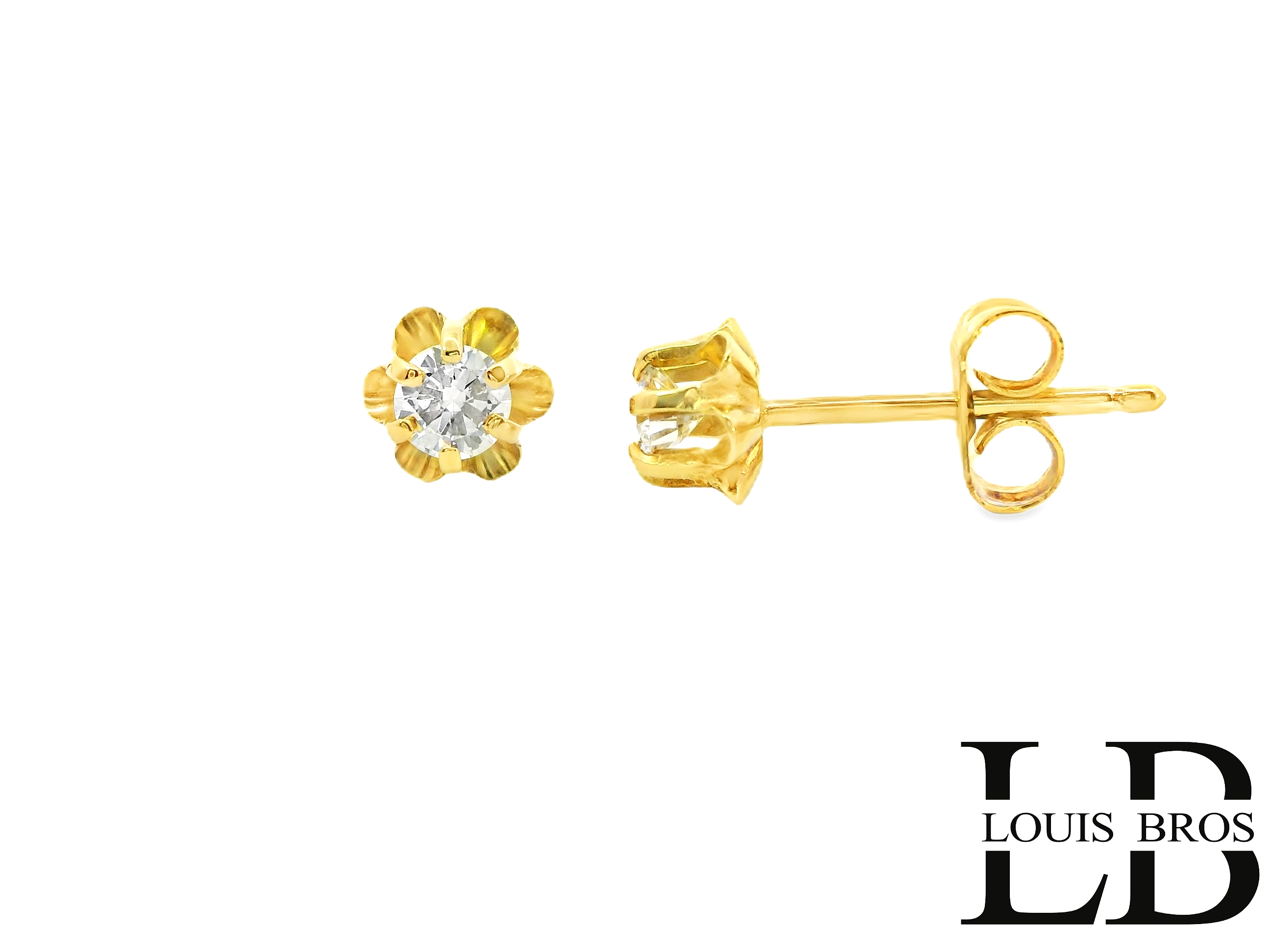Deze solitair oorstekers van Louis Bros zijn vervaardigd uit 14 karaat geelgoud (1.15 g) en zijn gezet met 2 briljant geslepen diamanten met een totaalgewicht van 0.20 ct. De oorstekers hebben een diameter van 5.75 mm.
Verkrijgbaar vanaf 0.05 crt .
Leverbare goudkleuren: 14/18kts geelgoud, 14/18kts witgoud en 14/18kts roségoud