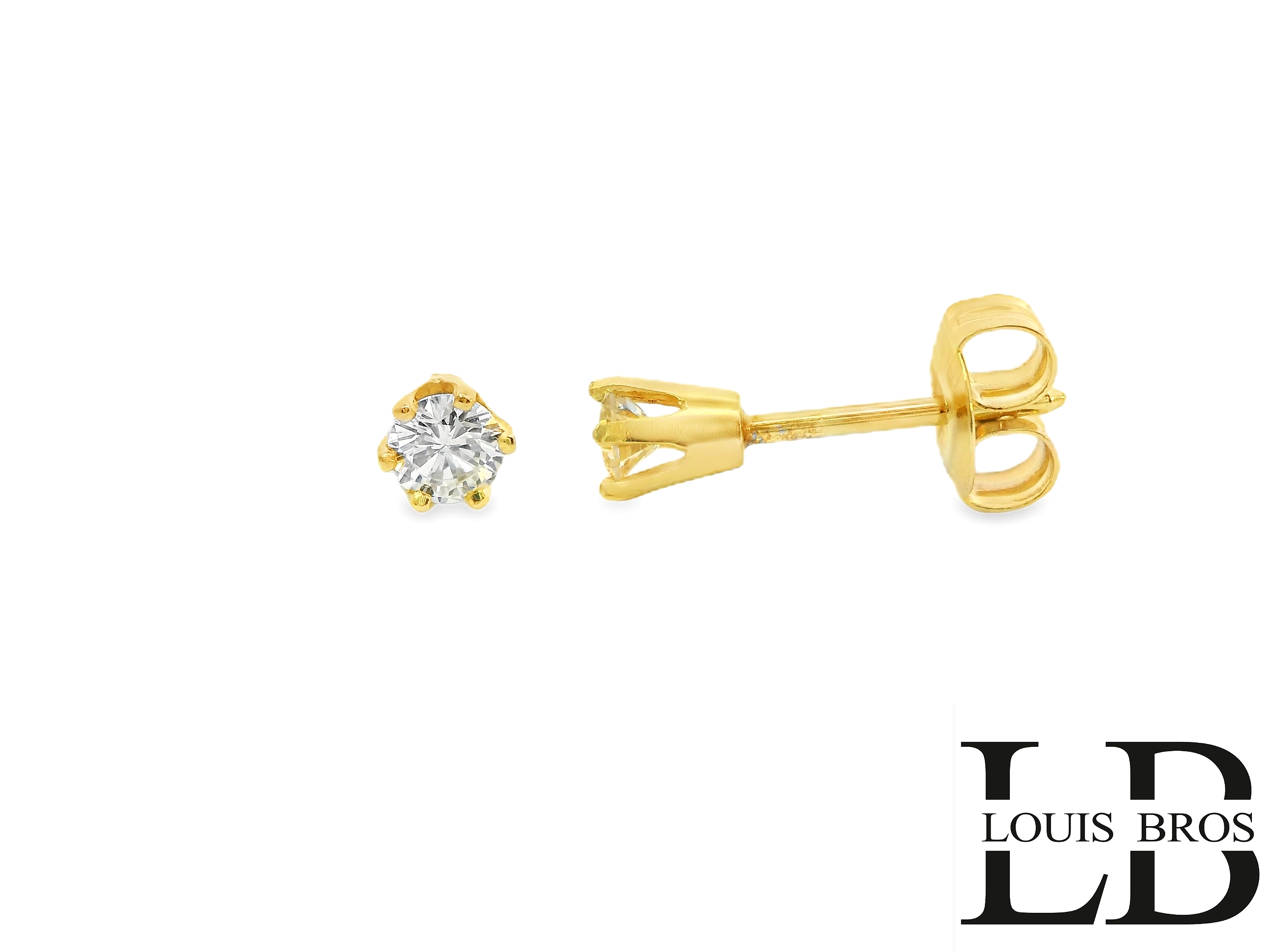 Deze elegante 14-karaats geelgouden oorstekers zijn een tijdloos en verfijnd sieraad. Elke oorsteker is voorzien van een schitterende briljant geslepen diamant, zorgvuldig gezet in een klassieke zespoots zetting. De groeibriljant, bekend om zijn natuurlijke ontwikkeling en schittering, zorgt voor een prachtige fonkeling bij elke beweging. Dankzij de stevige vlindersluiting blijven de oorbellen comfortabel en veilig zitten. Dit subtiele maar luxueuze ontwerp maakt deze oorstekers perfect voor zowel dagelijks gebruik als speciale gelegenheden.