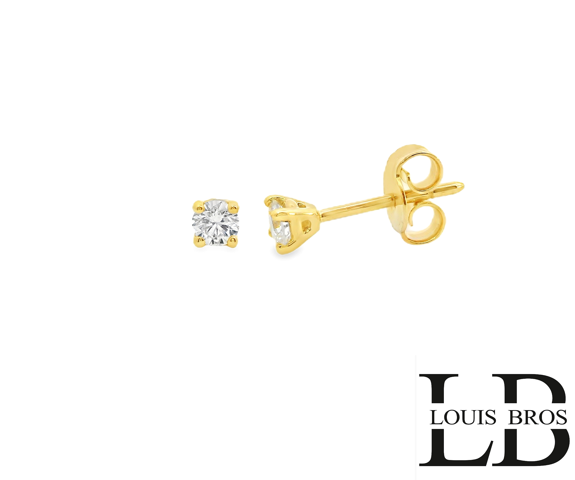 Deze prachtige 14-karaats geelgouden oorstekers stralen luxe en elegantie uit. Elke oorsteker is voorzien van een schitterende briljant geslepen diamant, zorgvuldig gezet in een verfijnde vierpoots zetting. De groeibriljant, die zich op natuurlijke wijze verder ontwikkelt, zorgt voor een schitterende fonkeling en extra diepte in de steen. De minimalistische vierpoots zetting biedt een moderne uitstraling en laat de diamant maximaal tot zijn recht komen. Dankzij de stevige vlindersluiting blijven de oorbellen comfortabel en veilig op hun plaats. Perfect voor zowel dagelijks gebruik als bijzondere gelegenheden.