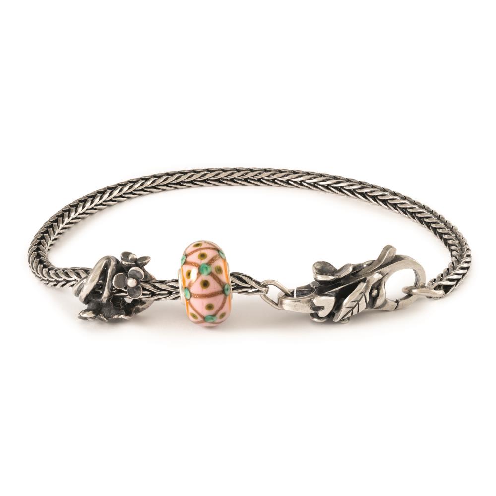 Bij de armband hoort de betekenis: ‘Op de waterkant bloeien bloemen – een delicate schoonheid die de belofte van een nieuw begin in je hart brengt.’.

De startersarmband is een Special Edition waarvoor geldt op=op. 