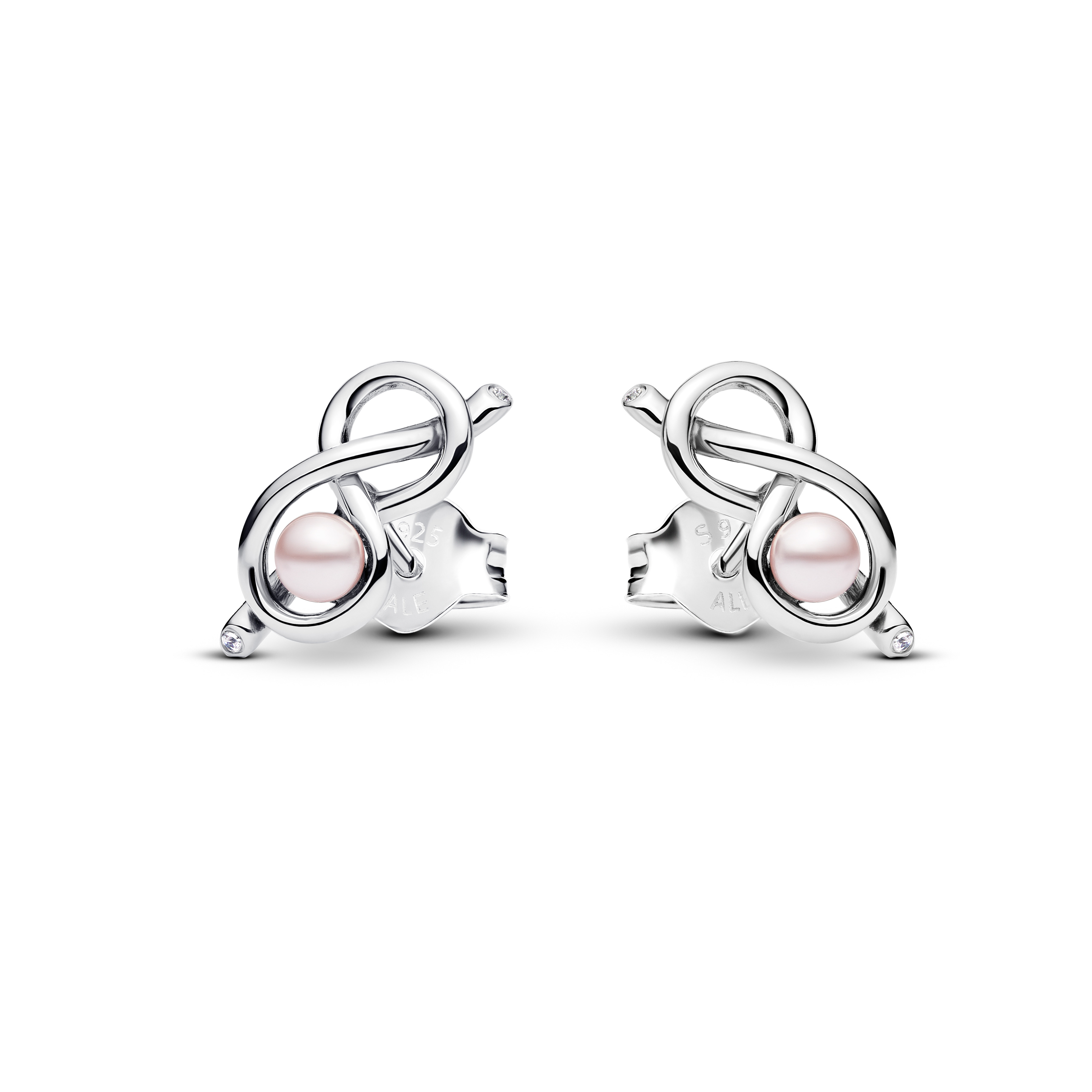 Voeg een vleugje roze toe aan je oren met de Infinity Knot-oorstekers Deze sterlingzilveren oorbellen hebben roze gelakte imitatieparels die omhuld worden door een oneindigheidsknoop, die ook aan beide uiteinden bezet is met sprankelende stenen. De roze parels zijn elegant en toch opvallend en voegen precies genoeg kleur toe om elke look op te fleuren, maar ze kunnen ook fungeren als een veelzijdige neutrale kleur. Net als al onze op de oneindigheidsknoop geïnspireerde sieraden symboliseren deze oorbellen eeuwige liefde en verbondenheid.