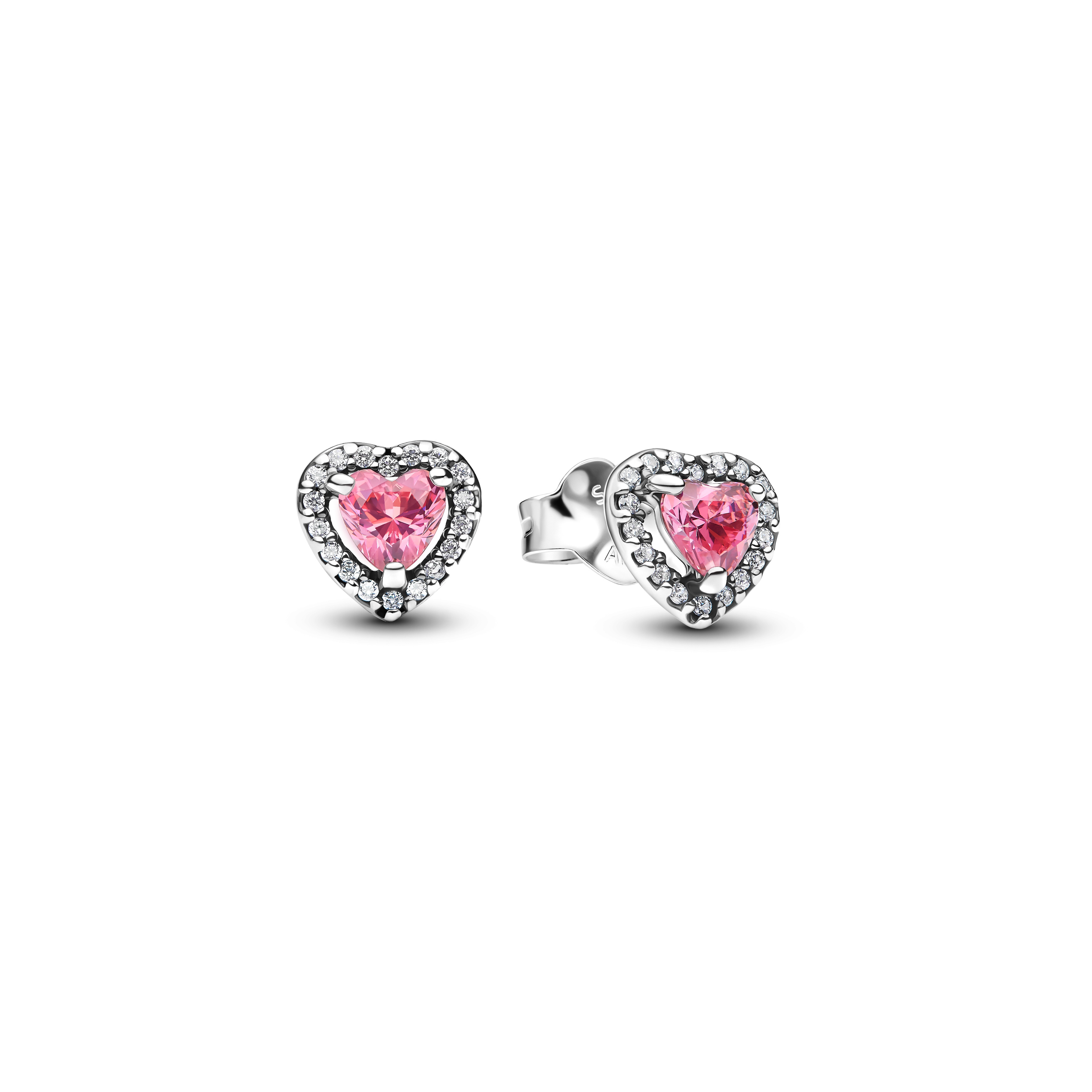 Omarm een vleugje koele kleur met de Verhoogd Roze Hart Oorknopjes. Deze sterlingzilveren oorstekers zijn bezet met verhoogde hartvormige roze stenen omringd door sprankelend pavé. Deze sieraden zijn geïnspireerd op gevoelens van liefde en dankbaarheid en belichamen de warmte die het hart kan uitstralen. Geef ze cadeau aan een dierbare of draag ze zelf op dagen waarop je wel wat roze kunt gebruiken of als herinnering om de liefde te delen.