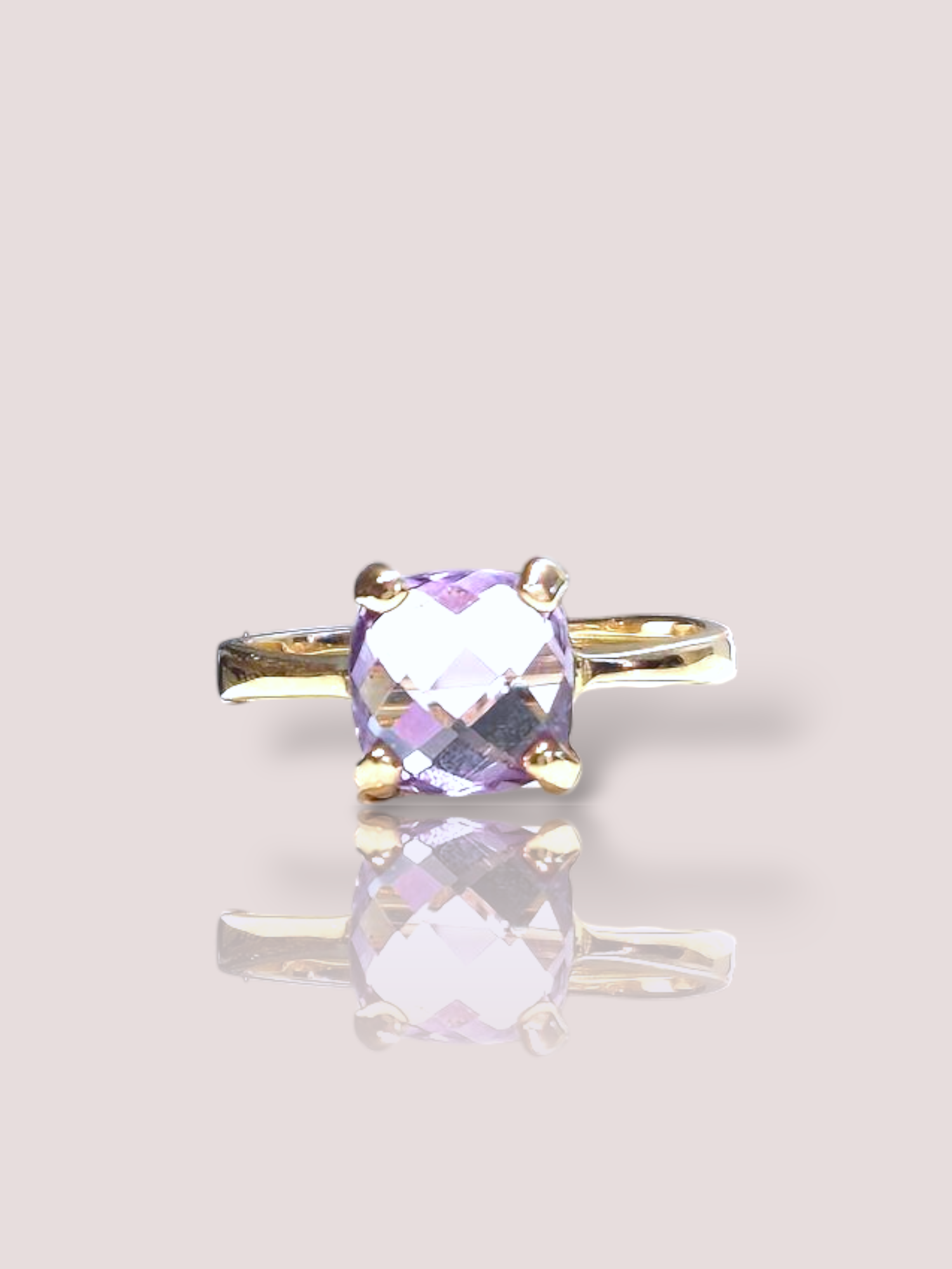 Deze prachtige House of Bruens 18k geel gouden ring is versierd met een schitterende amethist edelsteen. De ring straalt luxe en elegantie uit en is perfect voor elke gelegenheid. Draag deze ring alleen of combineer hem met andere gouden sieraden voor een complete look. Een tijdloos stuk dat niet mag ontbreken in jouw sieradencollectie!

De amethist is 7 bij 7 mm en de ring weegt 3,11 gram.
