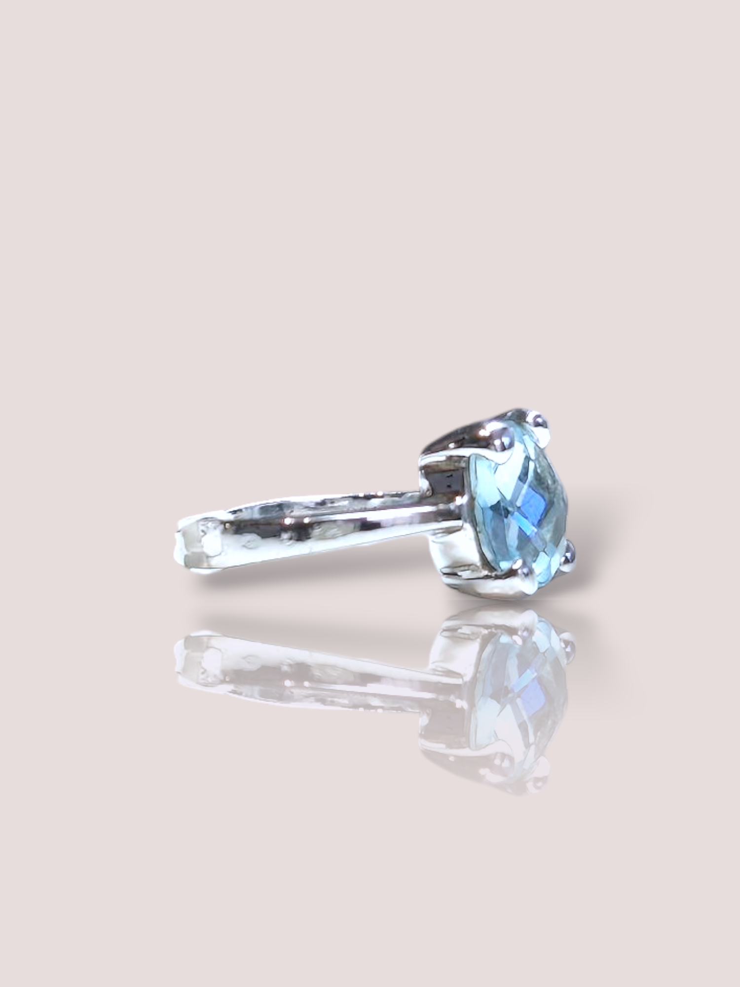 Deze vintage 18k witgouden ring met Sky Blue Topaas is een opvallend stuk dat zeker hoofden zal doen draaien. De ring is voorzien van een prachtig ontworpen setting en een heldere blauwe topaas die de aandacht trekt. Deze ring kan zowel dagelijks als bij speciale gelegenheden worden gedragen en past perfect bij elke outfit. Maak een statement met deze schitterende ring!

De topaas is 9 bij 9 mm en kan eventueel op maat gemaakt worden.
