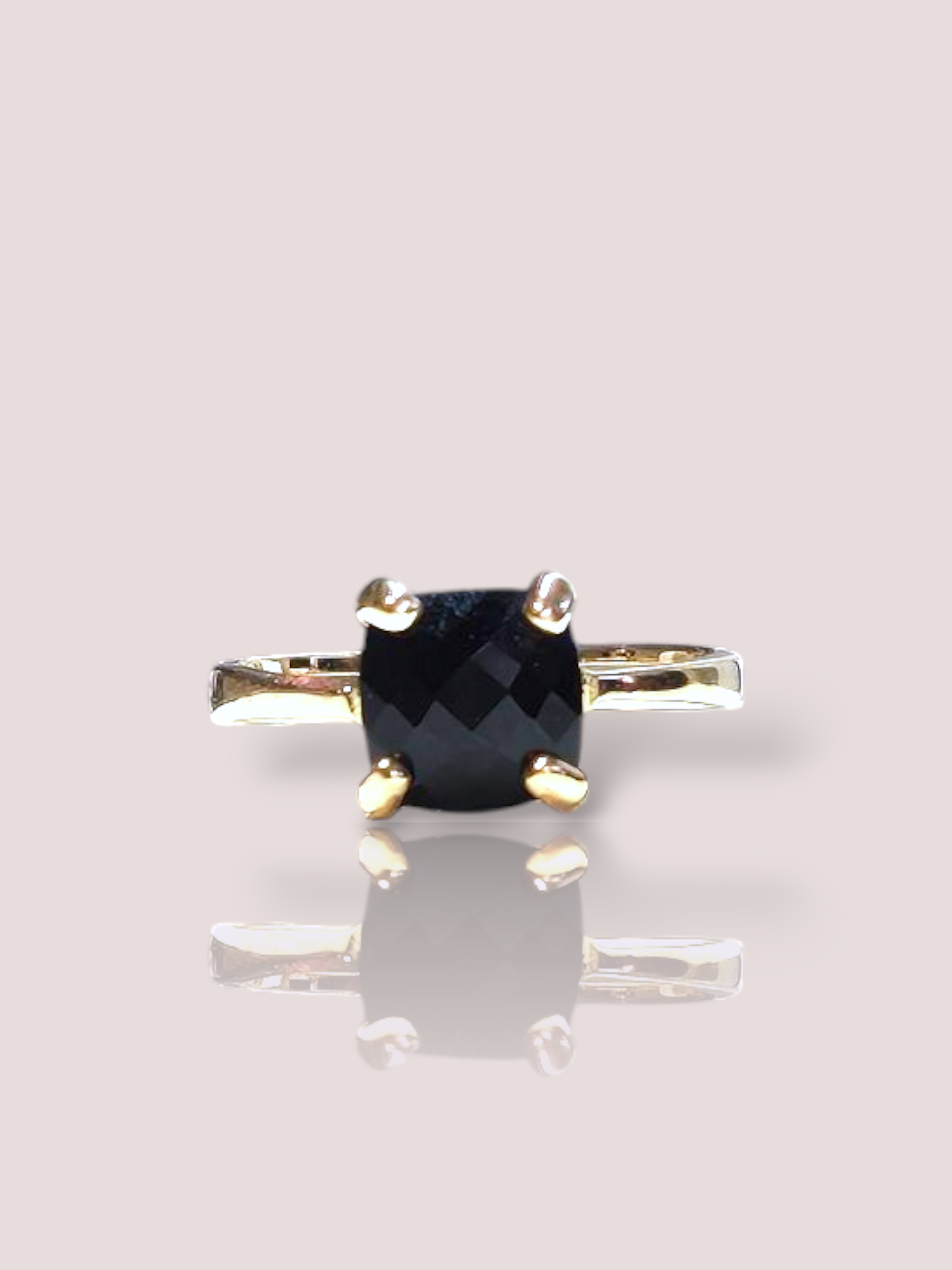 Deze prachtige House of Bruens 18k geel gouden ring met Onyx is een tijdloos stuk dat luxe uitstraalt. De ring is voorzien van een diepzwarte onyx steen die elegantie en mysterie toevoegt aan elke outfit. Draag deze ring als statement piece voor een chique en verfijnde look. Ideale combinatie met een luxe avondjurk of tijdens een speciale gelegenheid.

De Onyx steen is 7 bij 7 mm. De ring kan eventueel op maat vermaakt worden.