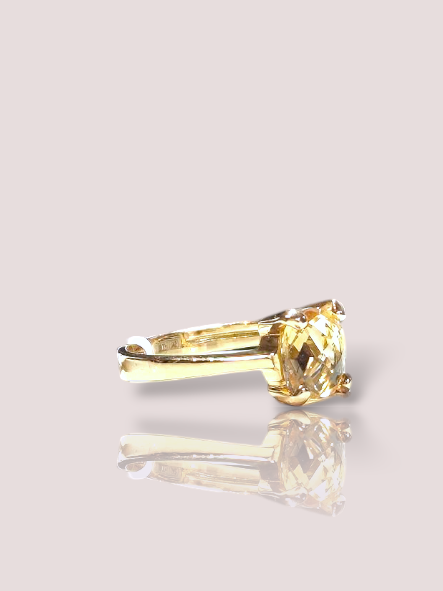 Deze prachtige House of Bruens 18k geel gouden ring heeft een schitterende citrien steen die straalt met warme tinten. De ring is subtiel en elegant, perfect voor dagelijks gebruik of bij speciale gelegenheden. Draag deze ring solo voor een verfijnde look of stapel hem met andere gouden ringen voor een trendy uitstraling. Een tijdloos sieraad dat elke outfit compleet maakt!

De ring kan eventueel op maat vermaakt worden. De citrien is 7 bij 7 mm.