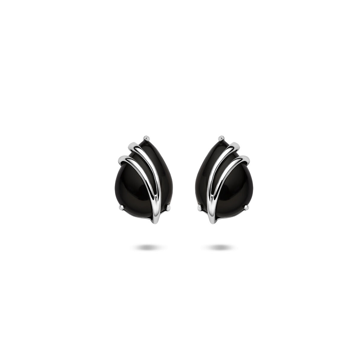 Gerhodineerd 925 zilveren oorknoppen uitgevoerd met onyx. De oorknoppen hebben een afmeting van 11x7.5mm.
