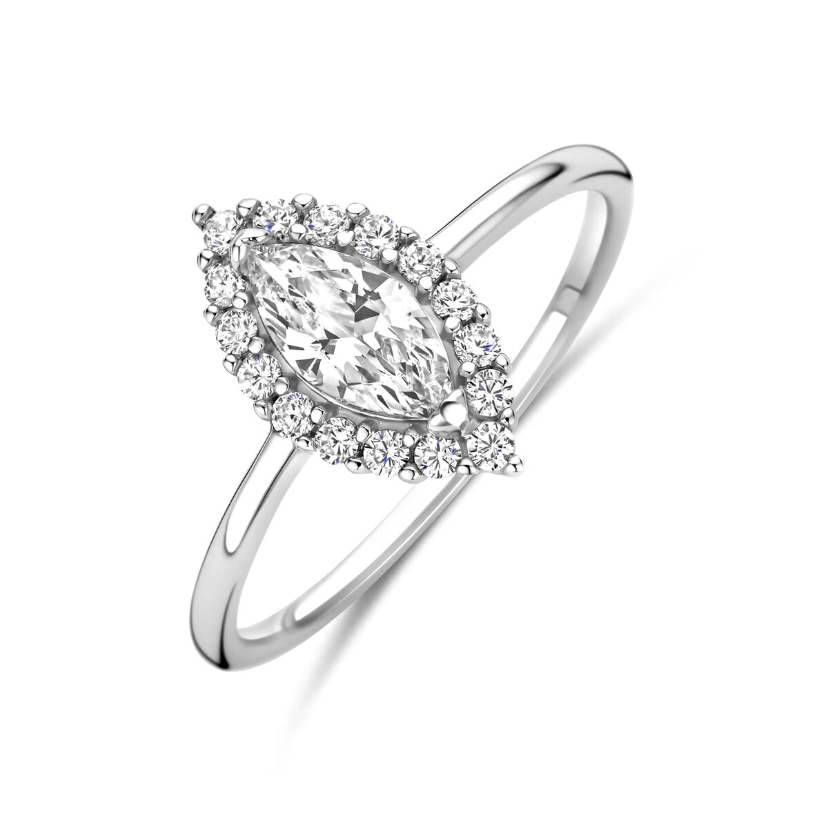 Gerhodineerd 925 zilveren ring uitgevoerd met zirkonia. De ring heeft een breedte van 13mm.