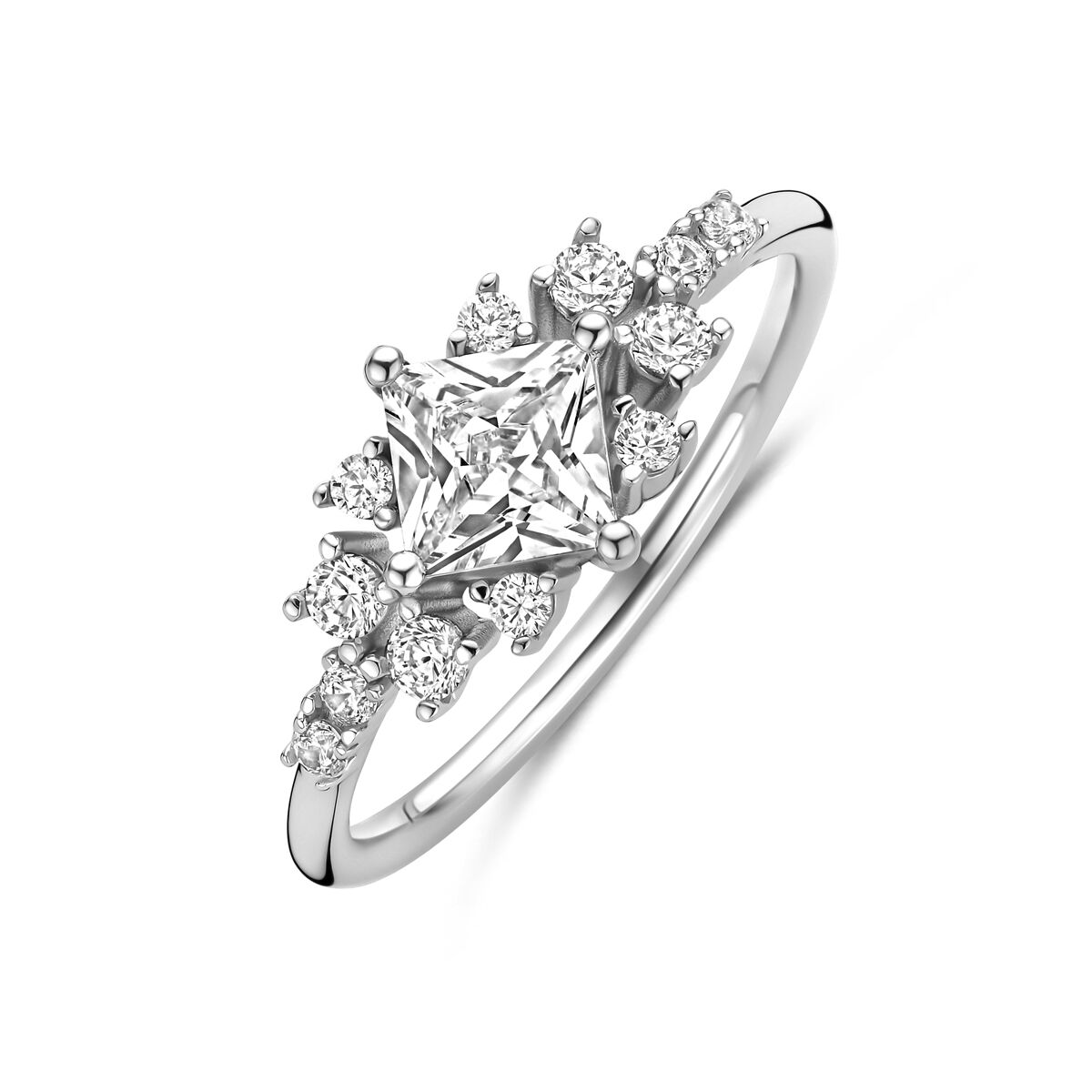 Gerhodineerd 925 zilveren ring uitgevoerd met zirkonia. De ring heeft een breedte van 8mm.