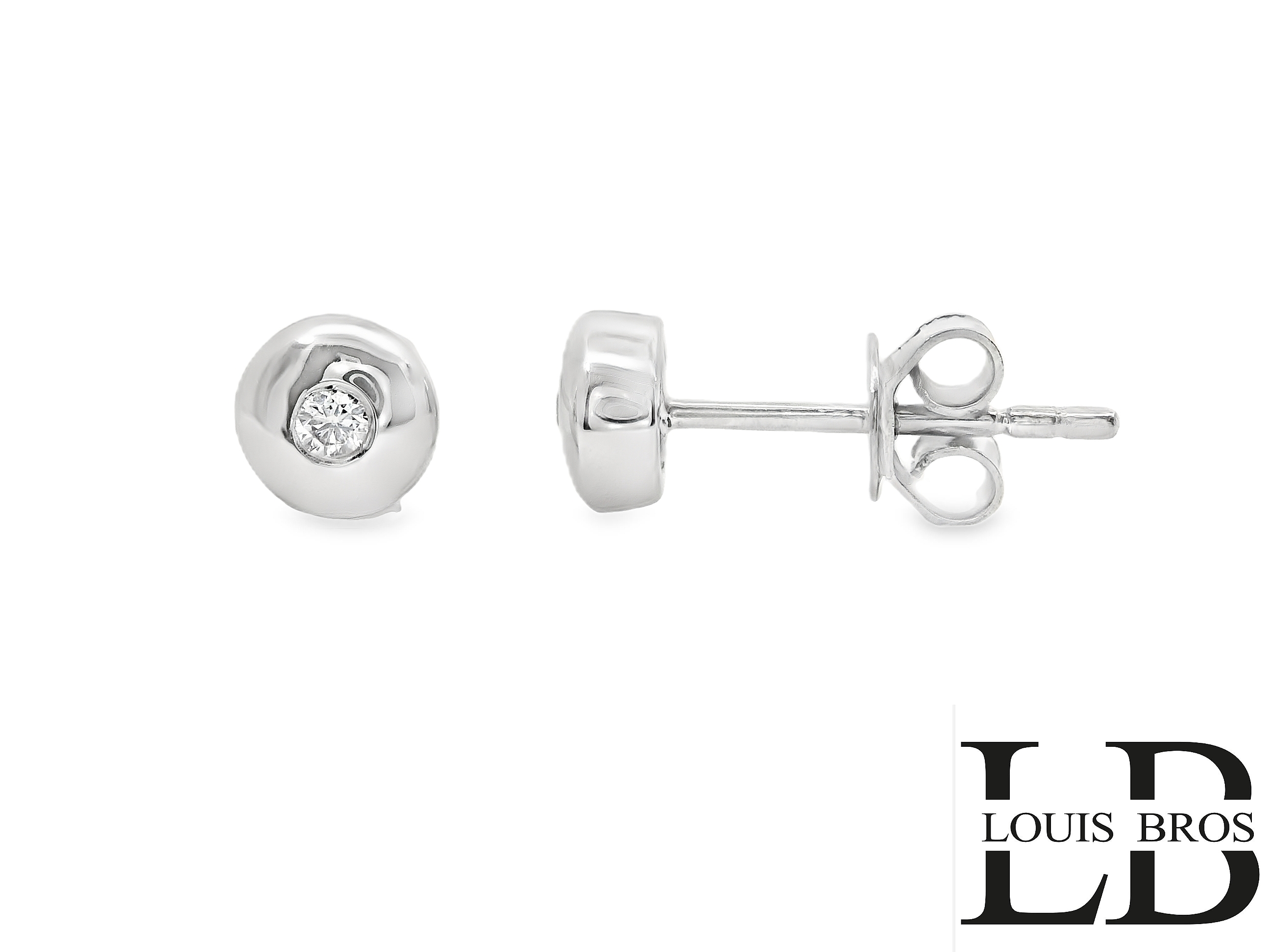 Deze prachtige 18-karaats witgouden oorstekers stralen tijdloze elegantie uit. Het subtiele, ronde ontwerp is voorzien van een schitterende diamant in een moderne, gladde zetting, wat zorgt voor een verfijnde en minimalistische uitstraling. De briljant geslepen diamant voegt een vleugje luxe en glans toe, perfect voor dagelijks gebruik of speciale gelegenheden. De oorbellen zijn voorzien van een stevige poussette-sluiting, waardoor ze comfortabel en veilig blijven zitten. Een verfijnde keuze voor wie houdt van stijlvolle eenvoud en hoogwaardige materialen.