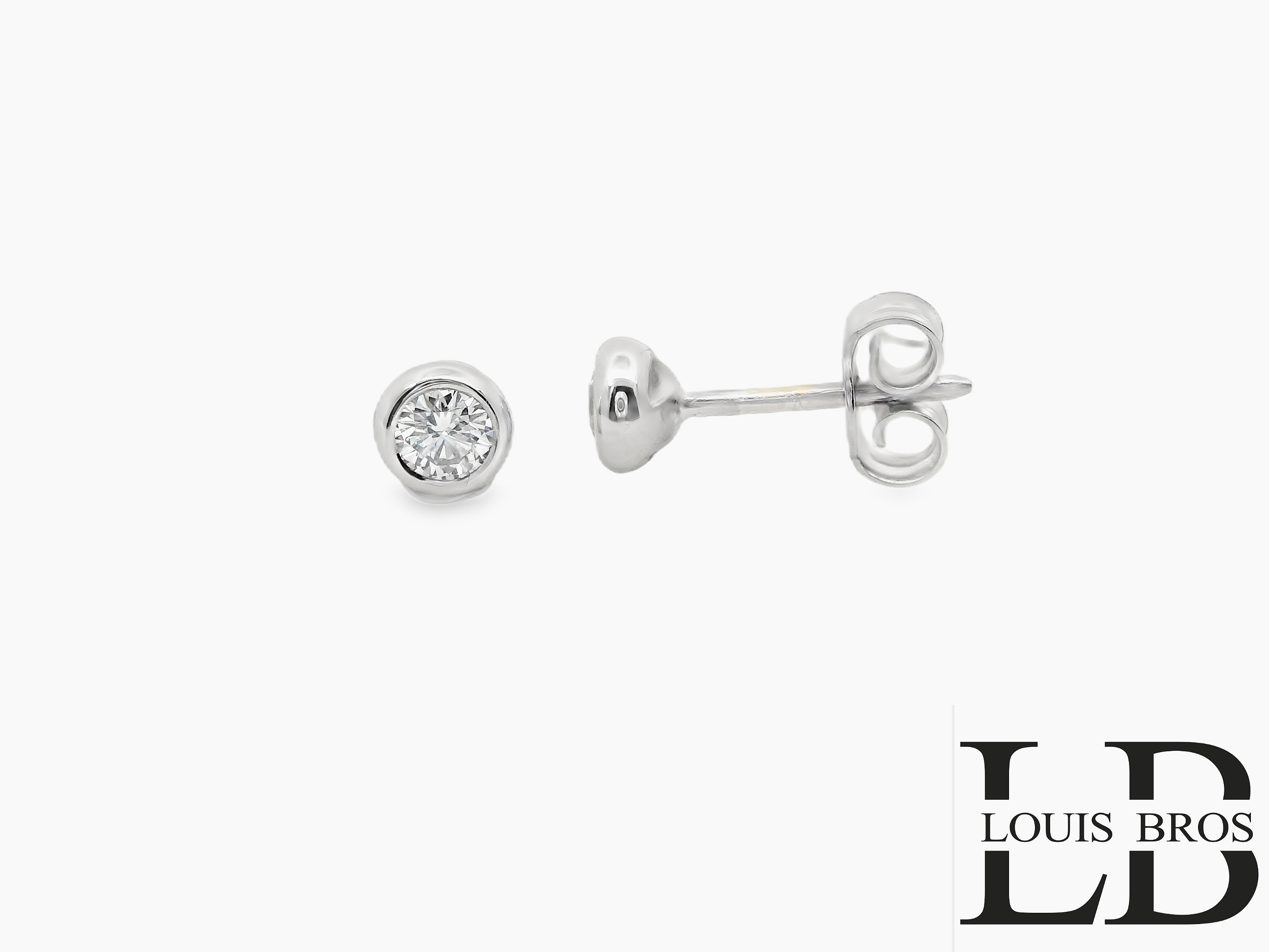 Deze elegante 14-karaats witgouden oorstekers zijn een perfecte combinatie van verfijning en eenvoud. Elk sieraad is voorzien van een briljant geslepen diamant, prachtig verwerkt in een gladde, gesloten zetting die de steen optimaal tot zijn recht laat komen. Het tijdloze ontwerp straalt subtiele luxe uit en maakt deze oorbellen geschikt voor zowel dagelijks gebruik als speciale gelegenheden. De stevige poussette-sluiting zorgt voor een comfortabele en veilige pasvorm. Een schitterende keuze voor wie houdt van klassieke schoonheid en hoogwaardige afwerking.