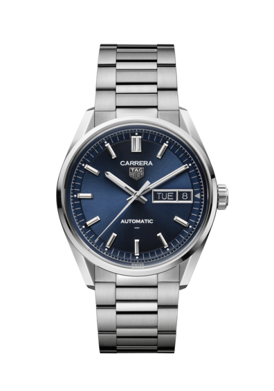 Dit TAG Heuer horloge behoort tot de Carrera collectie.
Referentienummer: WDA2112.BA0043

We introduceren de TAG Heuer Carrera Day-Date in ons kenmerkende blauw, met het TH31-02 uurwerk voor een onberispelijke mix van prestaties en stijl. De sunray-geborstelde afwerking voegt diepte toe aan dit iconische ontwerp.

De blauwe sunray-geborstelde wijzerplaat valt op door zijn levendige toon, versterkt door rhodium-geplateerde wijzers en indexen. De licht gebogen flens voegt een verfijnde toets toe aan het tijdloze TAG Heuer Carrera-ontwerp. De symbolische Victory Wreath, gegraveerd op de achterkant van de kast, eert de motorsporterfenis van TAG Heuer en is een eerbetoon aan historische, zegevierende racers die Carrera-horloges dragen.

Uitgerust met een H-vormige band met drie rijen en eenvoudige schakelaanpassingen, past dit horloge comfortabel om elke pols dankzij de vouwsluiting met dubbele veiligheidsdrukknoppen.

Aangedreven door het TH31-02-manufactuuruurwerk, biedt het horloge een gangreserve van 80 uur, zodat u stijlvol op tijd blijft. De dag-datumweergave voegt een praktische maar elegante toets toe.