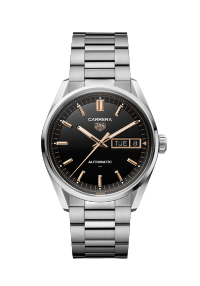 Dit TAG Heuer horloge behoort tot de Carrera collectie.
Referentienummer: WDA2111.BA0043

Verfijn uw stijl met de TAG Heuer Carrera Day-Date, met een fijn geborstelde stalen kast van 41 mm en een verfijnde zwarte opaal wijzerplaat met contrasterende 18K 5N roségouden accenten. Aangedreven door het TH31-02 uurwerk, is dit horloge een voorbeeld van precisie en elegantie.

De zwarte opaal wijzerplaat vormt een opvallende achtergrond voor de 18K 5N roségouden indexen en wijzers, wat een vleugje verfijning toevoegt. Het gewelfde saffierglas versterkt het verfijnde ontwerp, gecompleteerd door de Victory Wreath gegraveerd op de achterkant van de kast - een teken van triomf.

De drierijige, H-vormige armband biedt naadloze aanpassing met eenvoudig te verwijderen schakels, wat zorgt voor een perfecte pasvorm. De vouwsluiting met dubbele veiligheidsdrukknoppen zorgt voor een veilige en strakke afwerking.

Aangedreven door het TH31-02 uurwerk, levert deze TAG Heuer Carrera 80 uur gangreserve. Dankzij de dag-datumaanduiding op 3 uur is het horloge ook dagelijks te gebruiken.