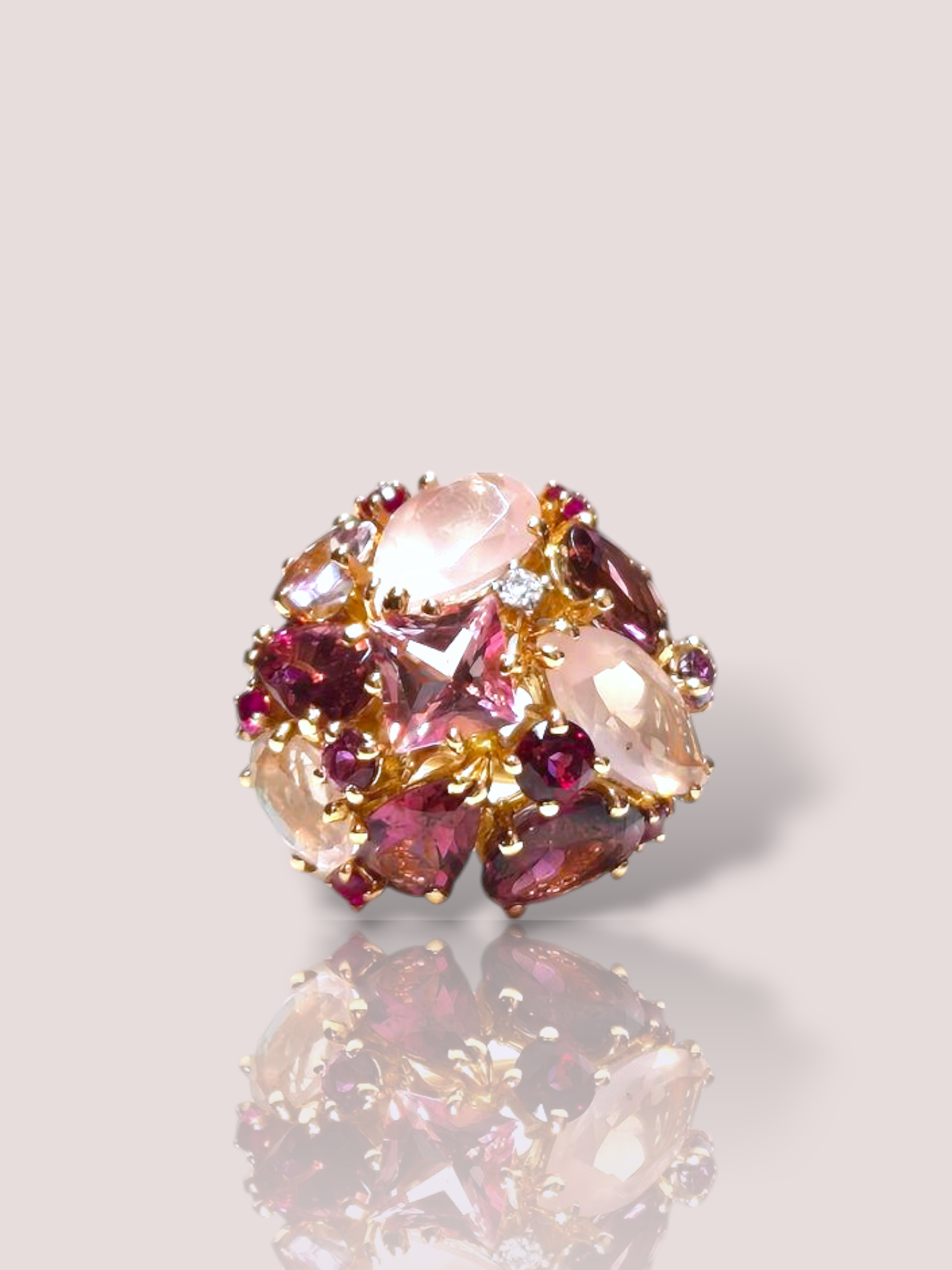 Deze prachtige bombé cocktailring van 18k rosegoud straalt luxe en elegantie uit. Deze ring heeft o.a. schitterende roze toermalijnen, robijntjes, diamant en rozen quartz. Als een opvallend accessoire past het perfect bij bijzondere gelegenheden. Draag deze schitterende ring als blikvanger op een gala of cocktailfeest. Combineer met andere gouden sieraden of minimalistische kleding om de ring echt tot zijn recht te laten komen. 