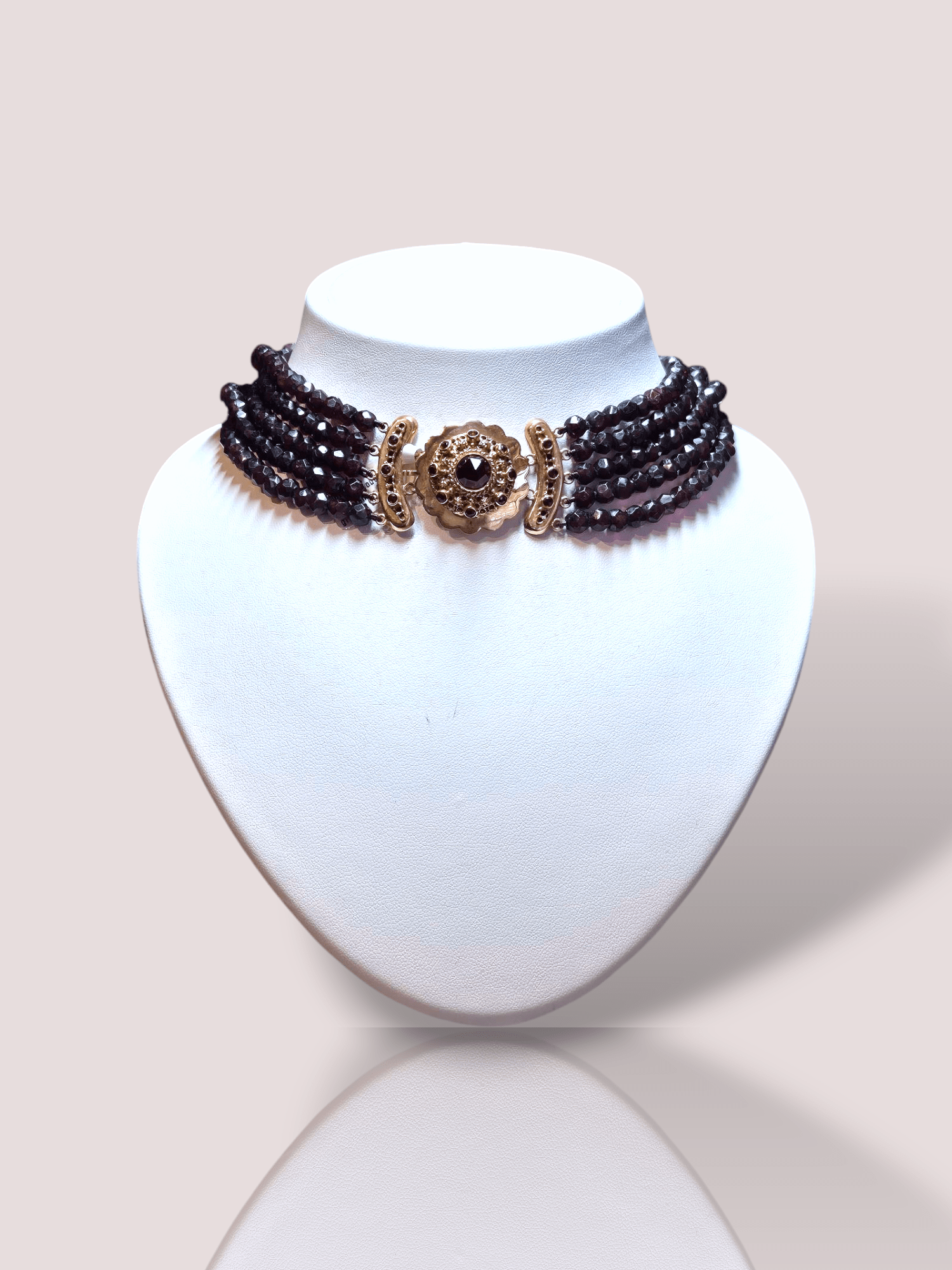 Dit prachtige vintage 14k geelgouden granaat collier is een absolute eyecatcher. De dieprode granaatstenen passen perfect bij het warme goud en zorgen voor een luxe uitstraling. Draag dit collier als statement piece bij een eenvoudige outfit voor een elegante look. De rijcollier is perfect voor speciale gelegenheden of gewoon voor een dagelijkse dosis glamour.

Dit collier bevat 5 rijen granaten, in totaal zitten er 382 granaten verwerkt in het collier.