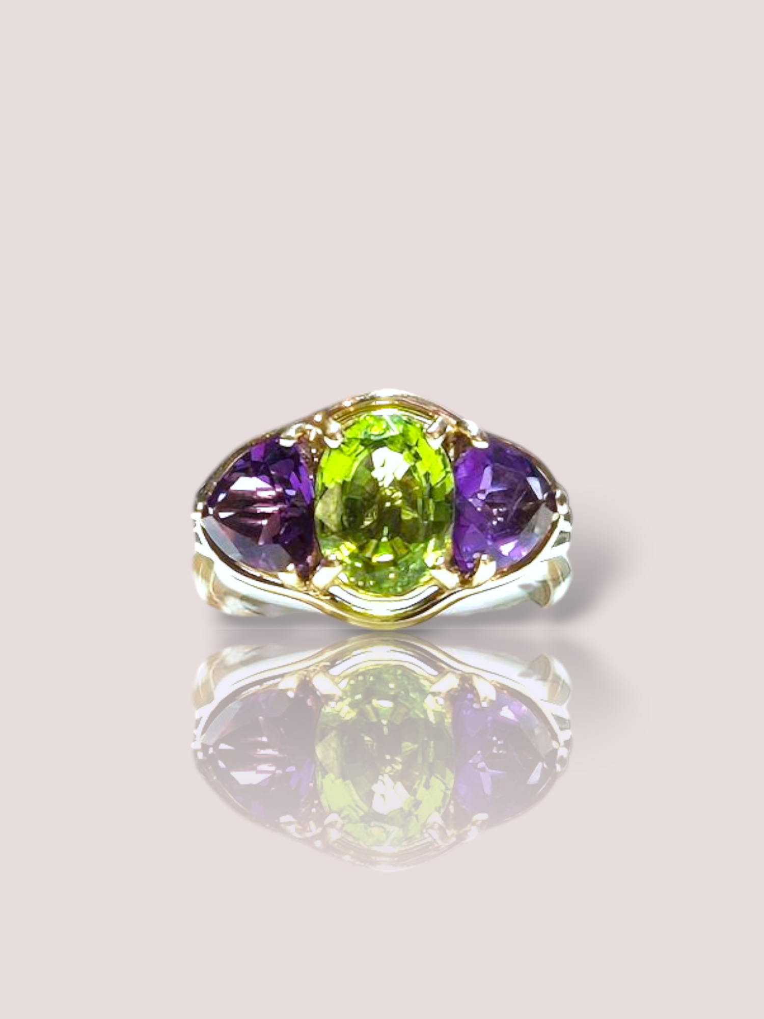 De vintage 14k geel gouden ring bevat twee prachtige amethisten en een ovaal geslepen groene peridot. Deze sprekende kleuren van de stenen zijn perfect voor een elegante touch bij elke outfit. Draag deze ring als statement accessoire bij zowel casual als formele gelegenheden voor een verfijnde look. Voeg een vleugje kleur toe aan uw sieradencollectie met deze unieke ring.

De ring kan eventueel op maat vermaakt worden.