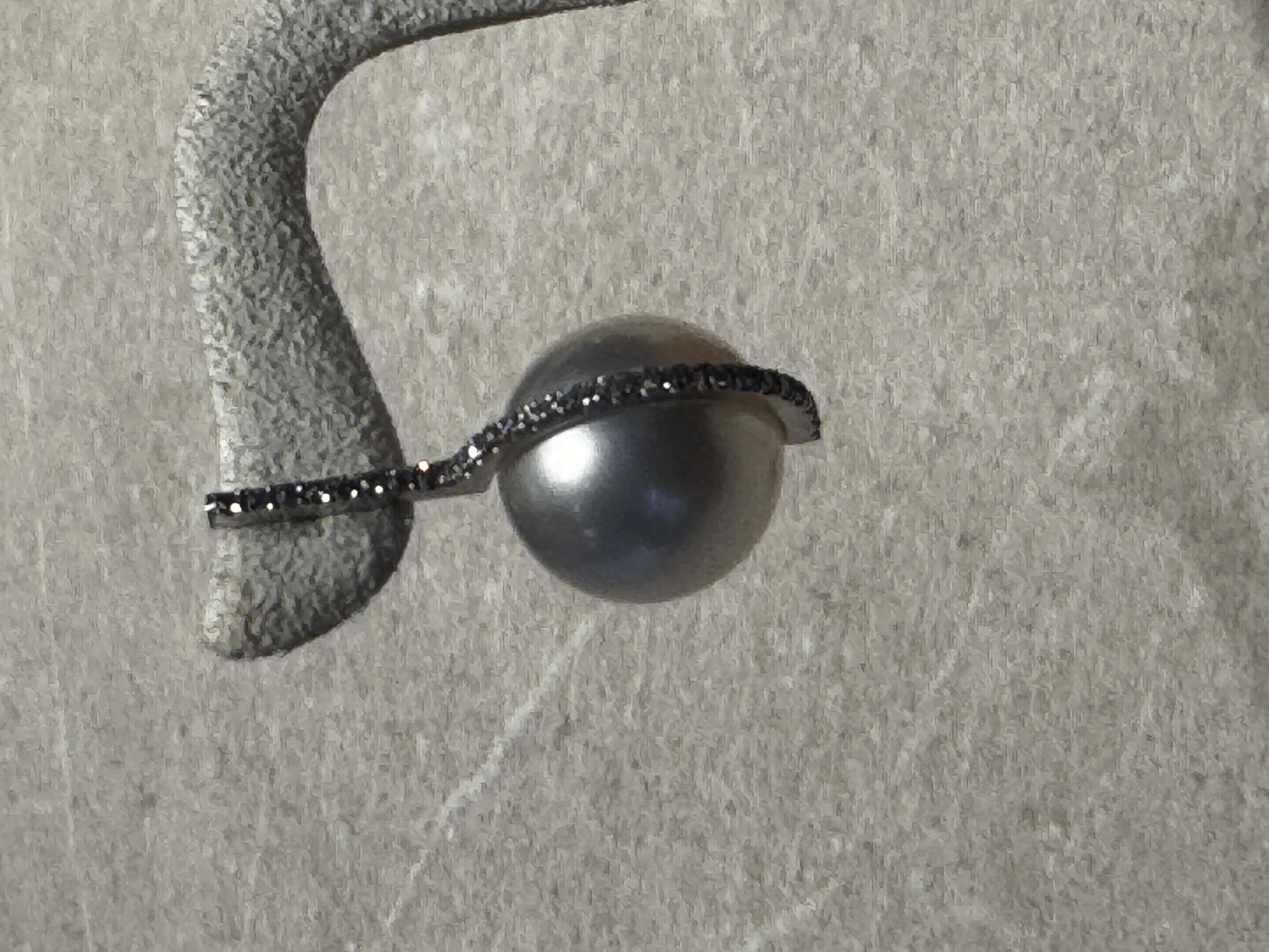 oorbellen in wit goud 18kt bezet met diamant en afgewerkt met heel mooie zuidzeeparels
unieke stukken uit eigen atelier. 