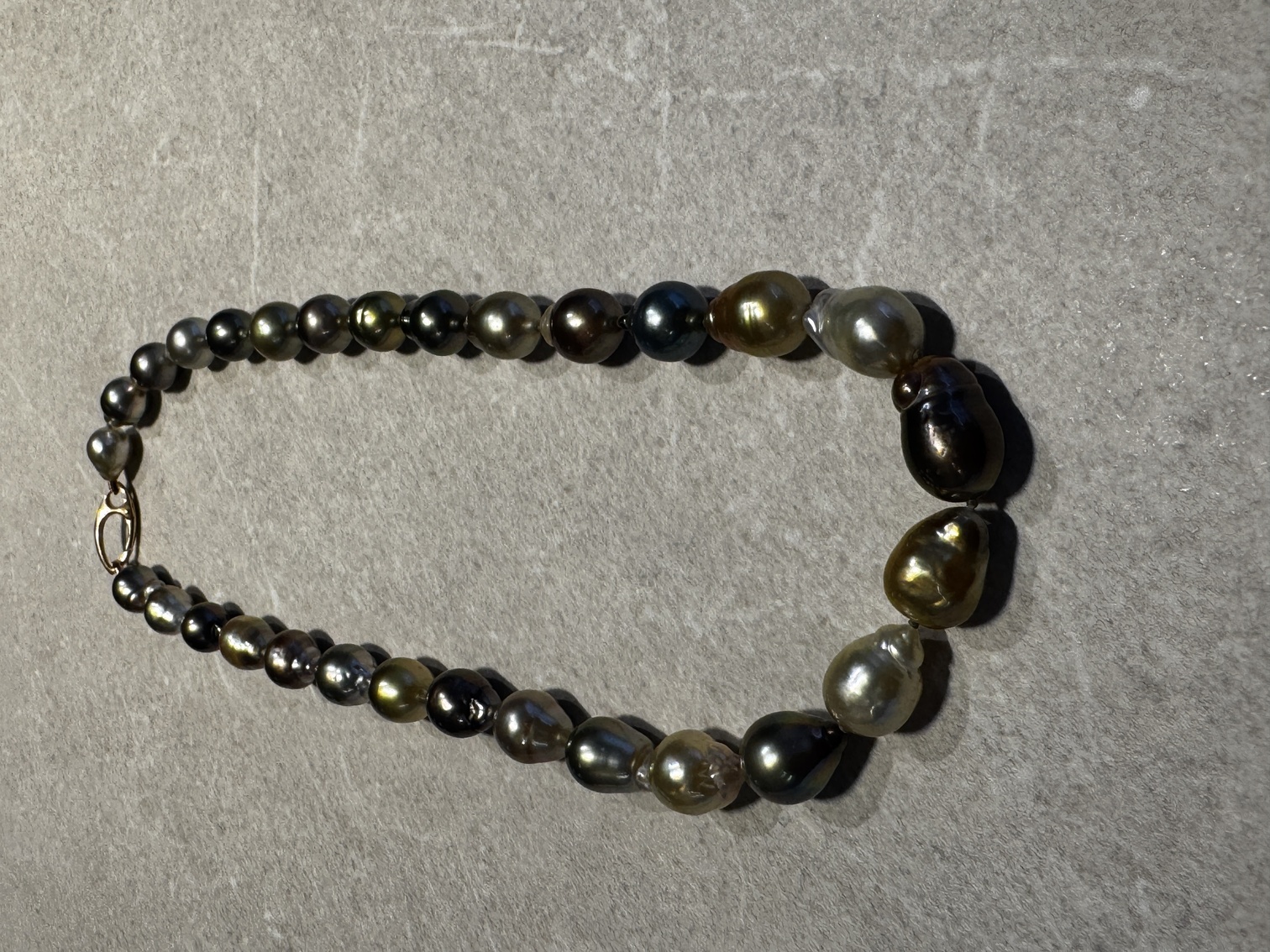 collier met parels van Fiji
het mooie van de grillige parels is hun heel mooie glans en diepte 
de sluiting van de collier is gemaakt in 18kt rosé goud