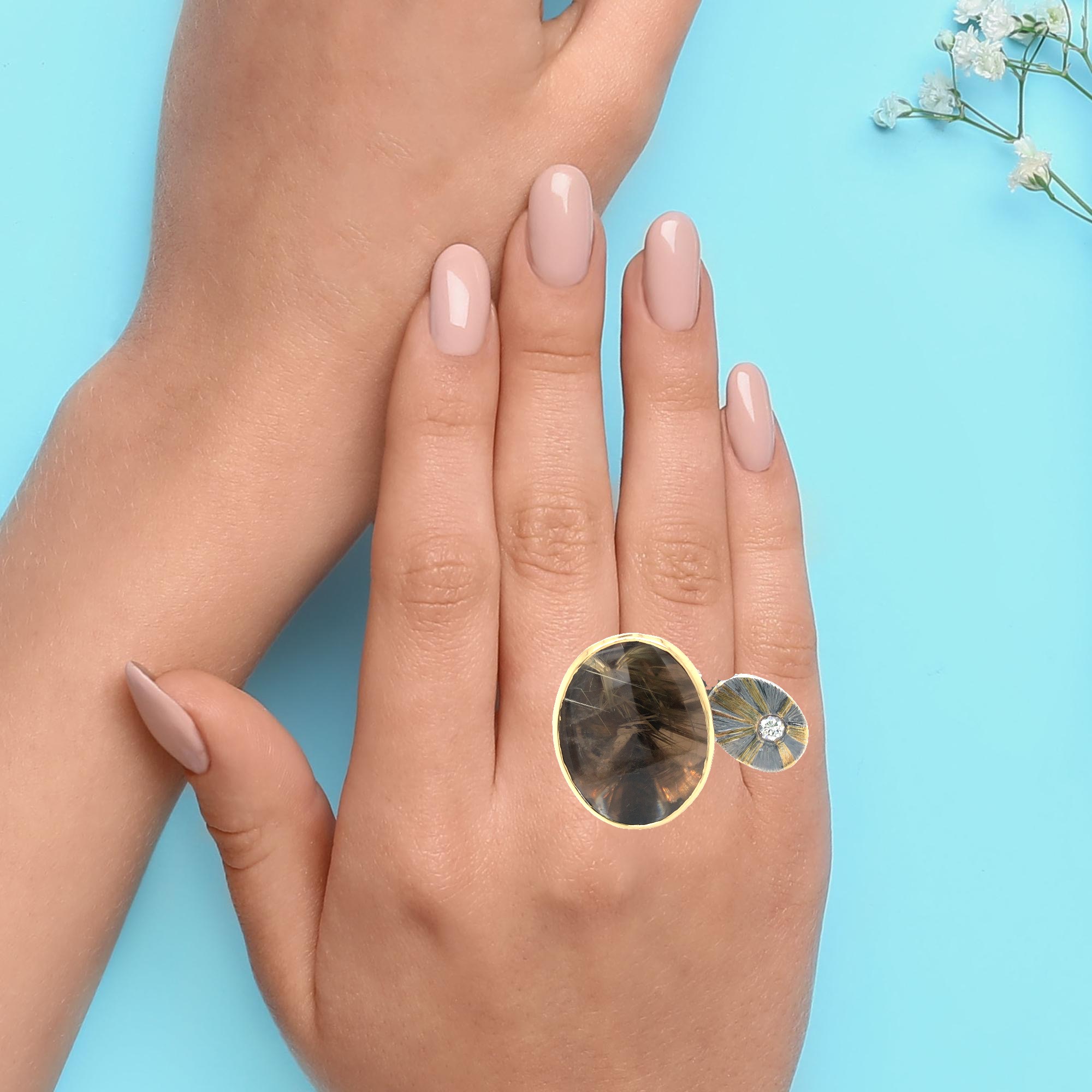 Dieser Ring, gefertigt in Silber 925 und Gold 900/ooo mit einem Rutilquarz und einem Brillant von 0,361 Karat ist ein mystisches und extravagantes Schmuckstück für Individualisten. Er besticht durch seinen einzigartigen,  außergewöhnlich geschliffenen Rutilquarz und dessen feinen Rutileinschlüsse. In Kombination mit der bewährten Smartcurve Form aus dem Hause Kissner ist er perfekt, um bei besonderen Anlässen getragen zu werden, oder aber aufgrund seiner hervorragenden Passform auch als stilvolles Alltagsaccessoire. Kombinieren Sie ihn mit passenden Gold- oder Silberschmuckstücken für einen harmonischen Look.
