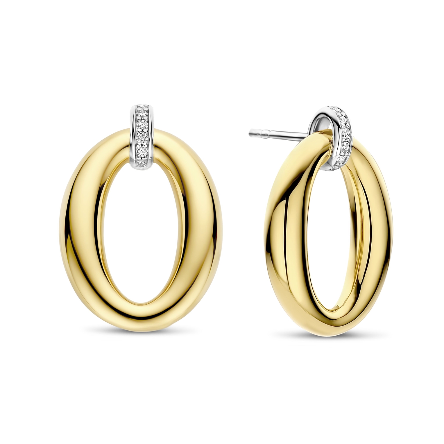 Deze TI SENTO oorbellen 78013ZY combineren eigentijdse flair met moeiteloze elegantie. Gemaakt van 925 sterling zilver, hebben ze een vergulde ovale schakel die hangt aan een pavé gezette cubic zirconia connector. De mix van warme gouden tinten en koele platinakleurige accenten zorgt voor een opvallend contrast. Deze in elkaar grijpende ovalen symboliseren de harmonie tussen gedurfde uitstraling en schoonheid. Nikkelvrij en hypoallergeen voor luxueus comfort. Of je ze nu draagt met een strakke paardenstaart of nonchalante krullen, deze oorbellen zijn een verfijnde must-have.