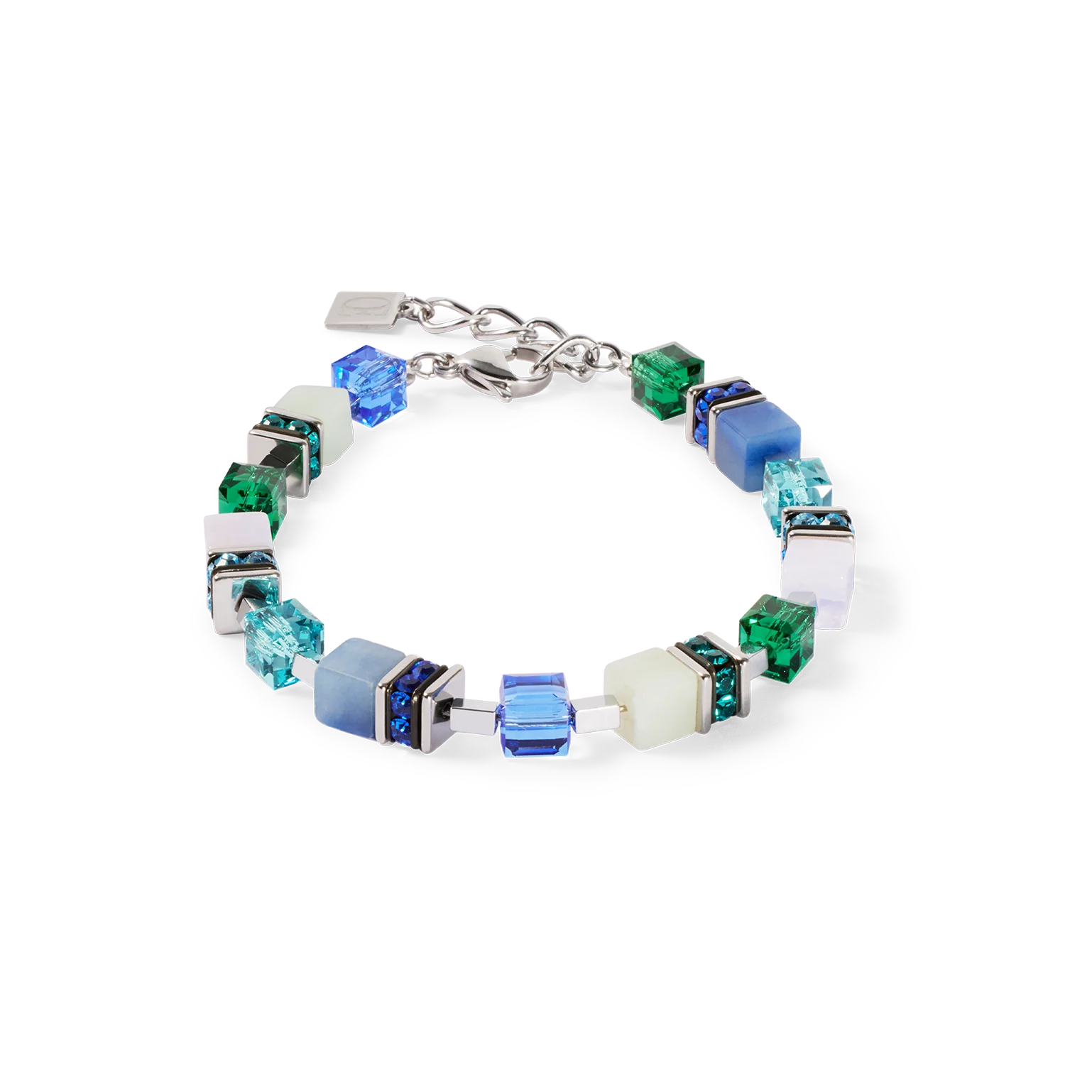 GeoCUBE® Precious Statement armband zilverkleurig-oceaan
Zoals het zachte geluid van de oceaan - de GeoCUBE® Precious Statement armband silver-ocean combineert koele blauwe tinten, glanzende Swarovski® kristallen en kostbare edelsteenblokjes om een ​​harmonieuze, moderne look te creëren. De zilverkleurige details voegen een frisse, elegante touch toe - perfect voor elke dag of speciale momenten.

Elk sieraad dat u bij COEUR DE LION bestelt, wordt geleverd in een luxe designdoosje en met een echtheidscertificaat.