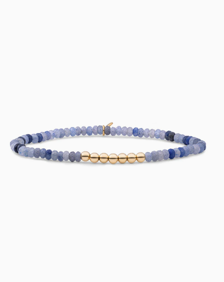 Deze Reverse Universe armband met 4mm cilindervormig gefacetteerde Blue Aventurine edelsteenkralen en 925 sterling zilveren of goudkleurige kralen is een hele goede toevoeging aan jouw armbandencollectie, daarnaast vormt de Reverse Universe armband de perfecte basis voor jouw armbandenstack! Alle Blue Aventurine edelstenen zijn met de hand vervaardigd en daardoor is elk kraaltje én elke armband uniek, hoe leuk is dat? Combineer hem met bijpassende edelsteen sieraden uit de Blue Aventurine Collectie of creëer een mooie stack met onze andere kralenarmbanden!