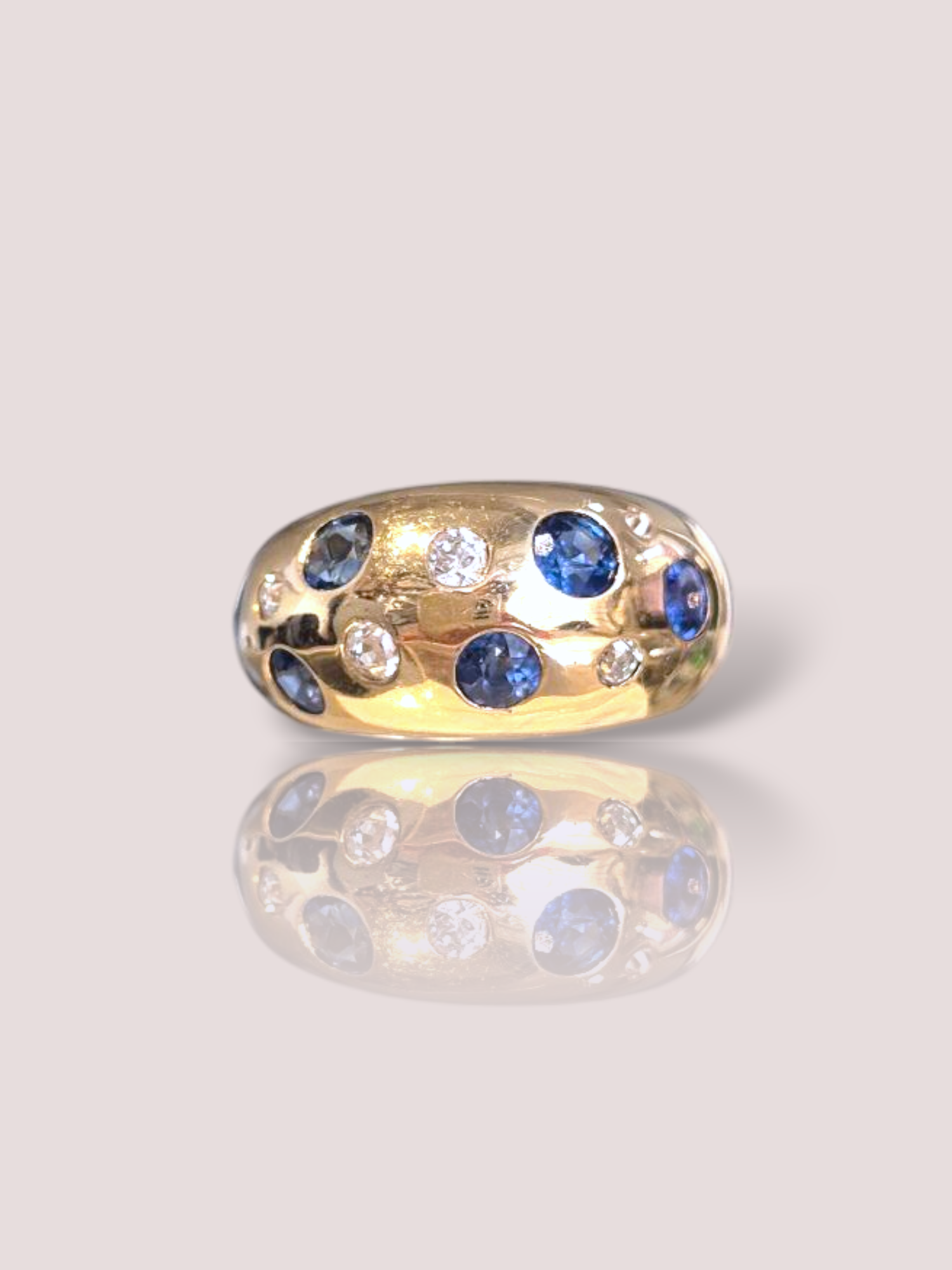 Deze prachtige zware vintage 18k geel gouden bombe ring heeft blauwe heldere natuurlijke saffieren en diamanten. Dit opvallende ringontwerp straalt elegantie en luxe uit. 

De huidige maat is 60, waardoor deze prachtig om de wijs- of middelvinger gedragen kan worden. De ring is zo'n 1,3 cm hoog. De diamanten hebben een gewicht van 0,08ct tot 0,025ct.

Draag deze ring als een statementstuk bij formele gelegenheden of als verfijnde aanvulling op dagelijkse outfits. Perfect om je stijl een tijdloze allure te geven.