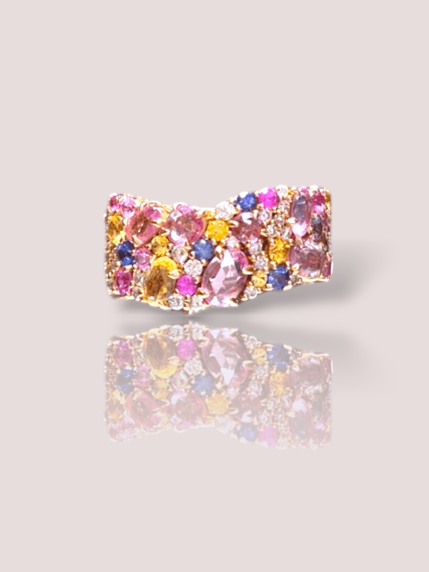 Deze schitterende ring is een prachtig sieraad van 18k roségoud met diverse geslepen edelstenen. De ring bevat onder andere blauwe saffier, roze toermalijn en briljant geslepen diamanten. De ring is circa 1 cm breed.

Met een fantasievorm en een gewicht van 10,3 gram straalt de ring elegantie uit. Het beste te dragen bij speciale gelegenheden of als een verfijnde toevoeging aan elke outfit. Perfect als cadeau of om jezelf te verwennen.