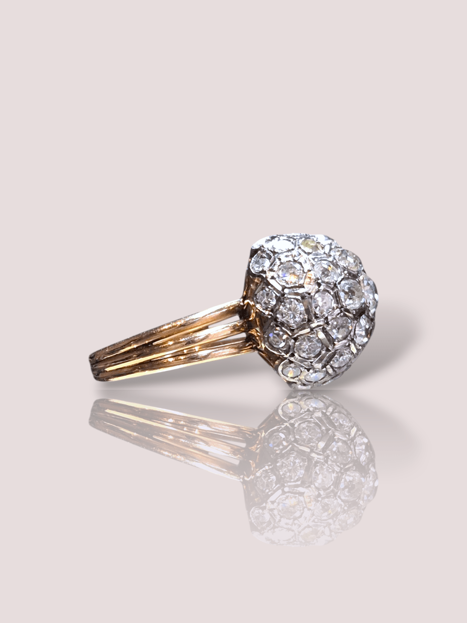 Deze vintage 14k rosé gouden bolring met Bolsjewiek geslepen diamanten  is een schitterend sieraad dat elegantie en verfijning uitstraalt. De prachtige oud-geslepen diamanten geven de ring een geweldige uitstraling! In totaal bevat de ring circa 3 ct aan diamanten, de center stone heeft een gewicht van circa 0,6ct.

Draag deze unieke ring op speciale gelegenheden of combineer hem met andere fijne sieraden voor een chique look. Perfect voor wie een vleugje vintage glamour aan hun collectie wil toevoegen. Categorie: Juweel, Type: Ring.