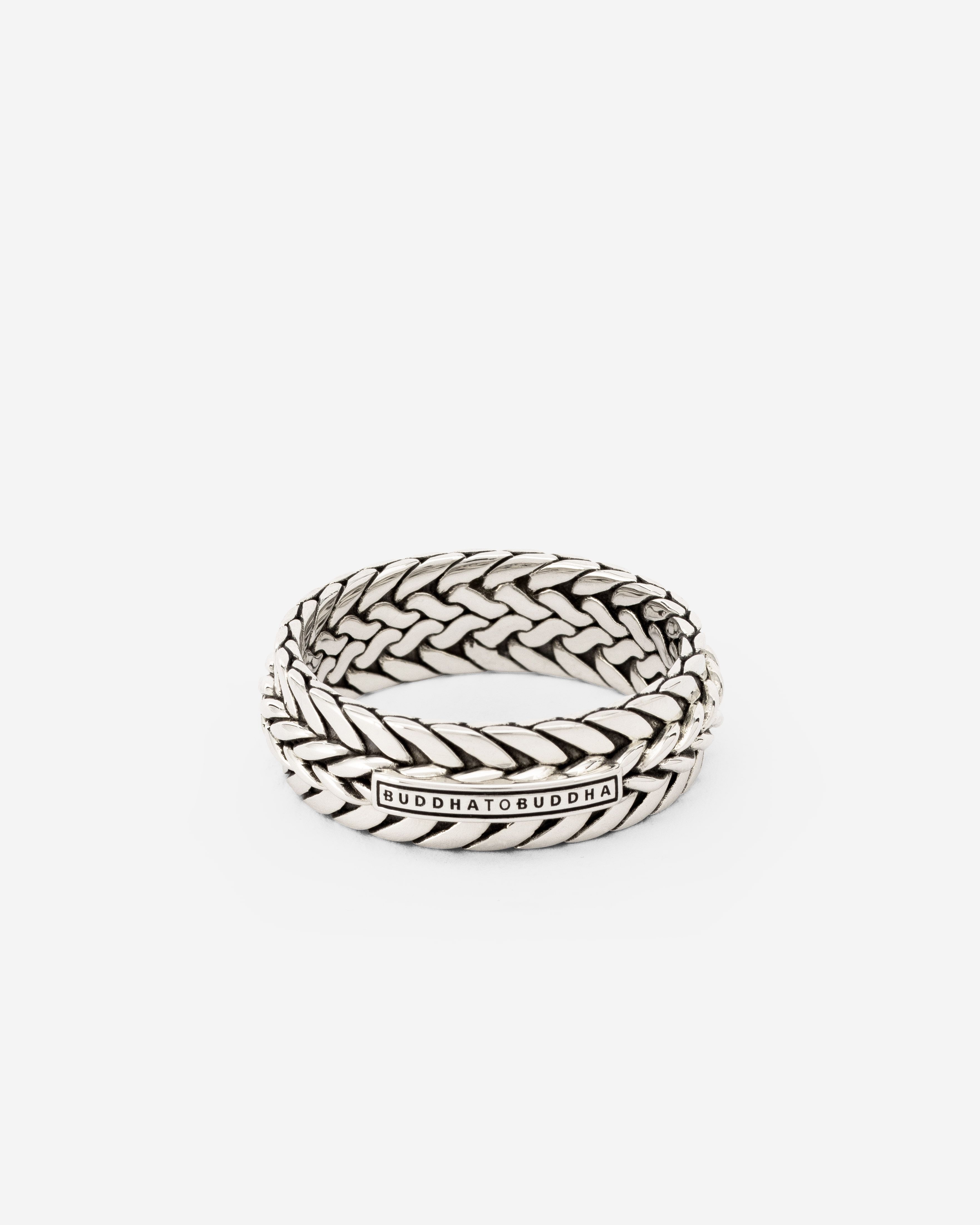 Omarm deze prachtige ring die past bij onze Ellen/Nurul mix armband. Handgemaakt met precisie, laat deze ring een nieuwe weeftechniek zien geïnspireerd op twee tijdloze klassiekers: Nurul en Ellen. De rijke en verfijnde structuur van de ring weerspiegelt de naadloze vermenging van deze iconische ontwerpen. Maak je look compleet met de bijpassende zilveren of lederen armband en omarm de kracht van onze sieraden, die jouw eigen unieke stijl weerspiegelen. Ethiek en esthetiek smelten samen in dit product. Handgemaakt van gerecycled zilver, om een leven lang mee te gaan.