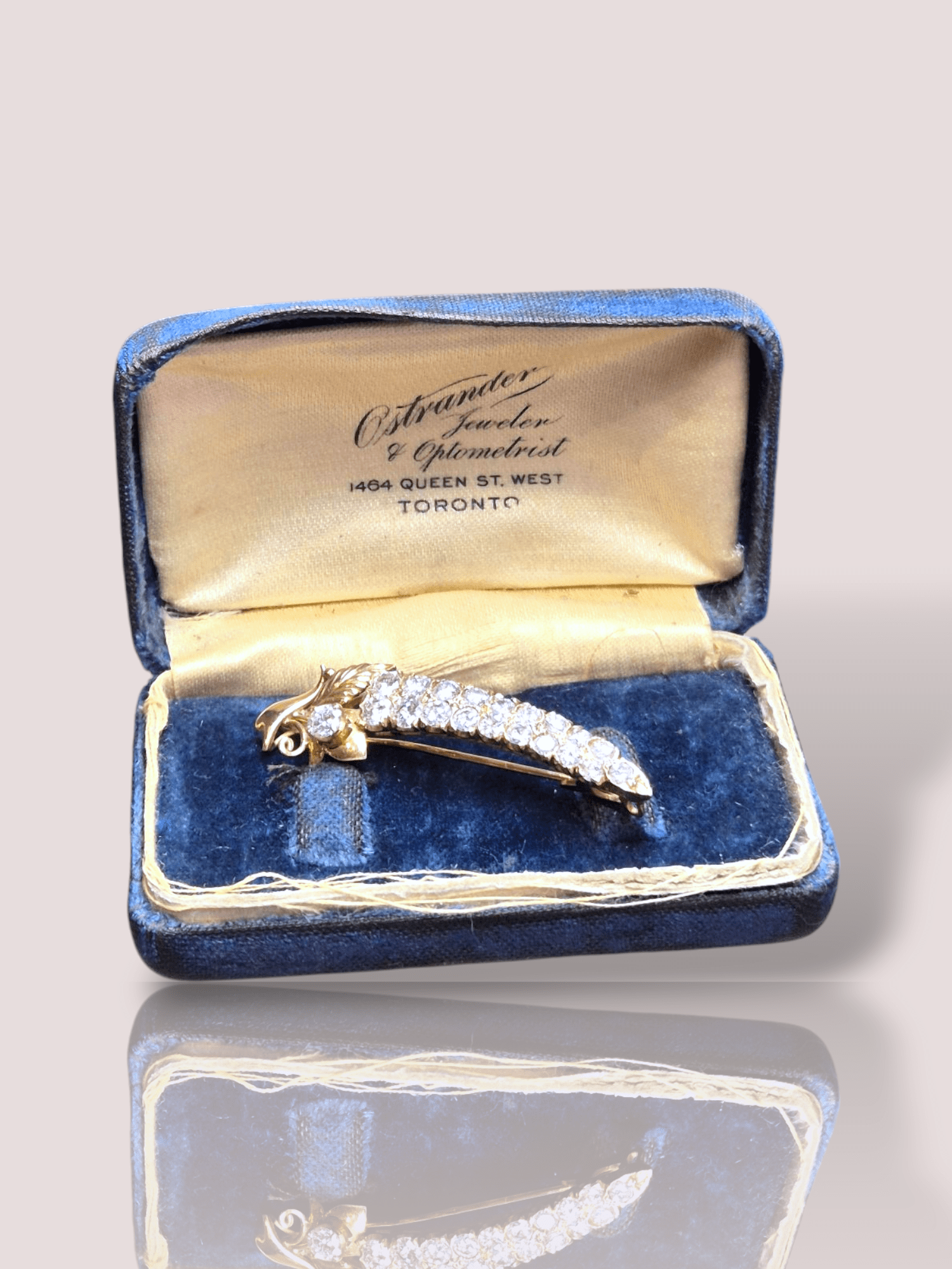 De Vintage 20k geel gouden broche combineert tijdloze elegantie met verfijning. Versierd met schitterende diamanten, is deze broche een echte blikvanger. Draag het op een blazer, jurk of sjaal voor een stijlvolle uitstraling. Onderdeel van de categorie accessoires, specifiek broches en spelden, biedt het een luxe afwerking aan elke outfit.

De broche is 4,5 cm lang en bevat 20 prachtige briljant geslepen diamanten van verschillende kwaliteiten SI2 tot P1. De grootste diamant is 0,25ct en in totaal bevat deze broche circa 1,94ct aan diamanten.