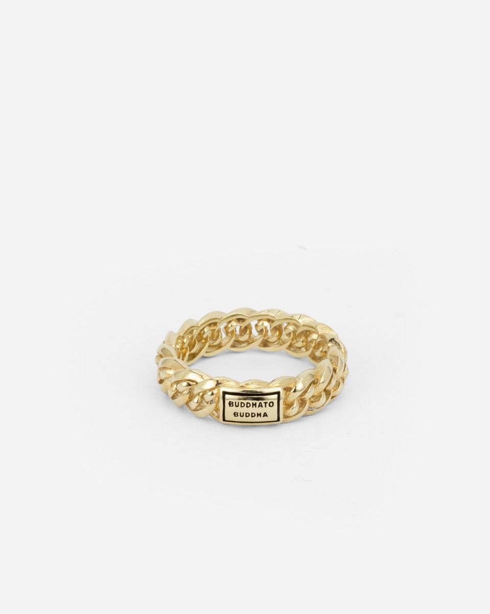 De Nathalie XS Ring, gemaakt met de Nathalie schakel, is een meesterwerk van passie en vakmanschap. Deze ring symboliseert de boodschap om moedig te zijn en zonder angst datgene na te streven wat je passie is.Ontworpen in Amsterdam en handgemaakt in Zuid-Oost Azië van gerecycled zilver met een premium gold plating (3.0 micron dik). De plating is gemiddeld 5 maal dikker dan reguliere gold plated items. Deze Nathalie XS Ring is niet alleen een prachtig sieraad, maar ook een verhaal van toewijding en passie. Welke herinneringen zullen zich vormen rond jouw Nathalie XS Ring?
