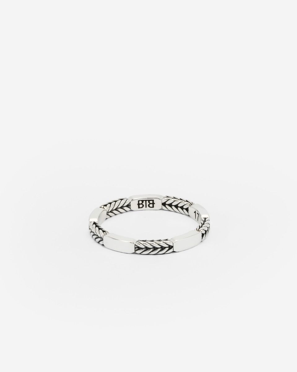 Ons stacking assortiment ontsluit oneindige mogelijkheden, door je in staat te stellen verschillende stukken op elkaar te stapelen om je eigen verhaal te verzamelen. Vier elke mijlpaal met een ander stuk. Met onze nieuwe stacking collectie nodigen we je uit om op een reis van zelfexpressie te gaan. De Barbara Stacking Ring Mix is ontworpen in Amsterdam en ethisch verkregen uit 100% gerecycled zilver in Zuidoost-Azië. Wij geloven dat je alle dingen in het leven moet vieren; geloof jij dat ook?
