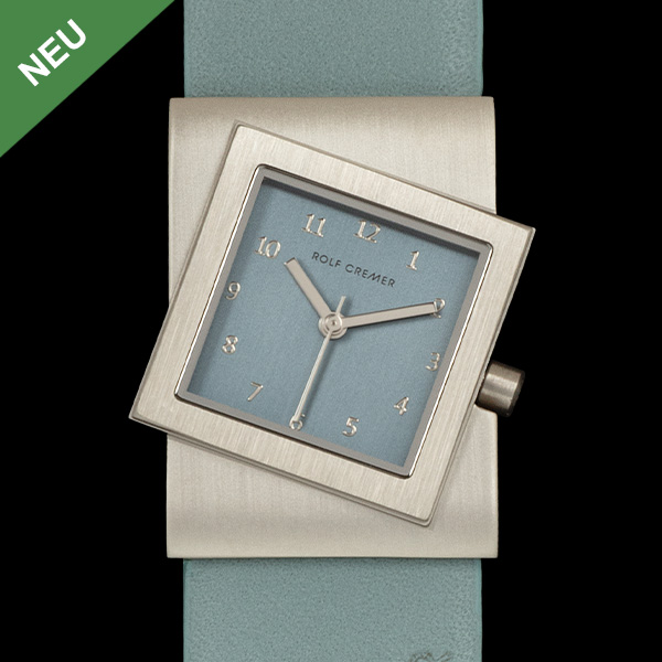 rolf Cremer horloge uit de iconische Turn serie, dit model is in edelstaal met een ijsblauwe wijzerplaat en dito kleur leren  band